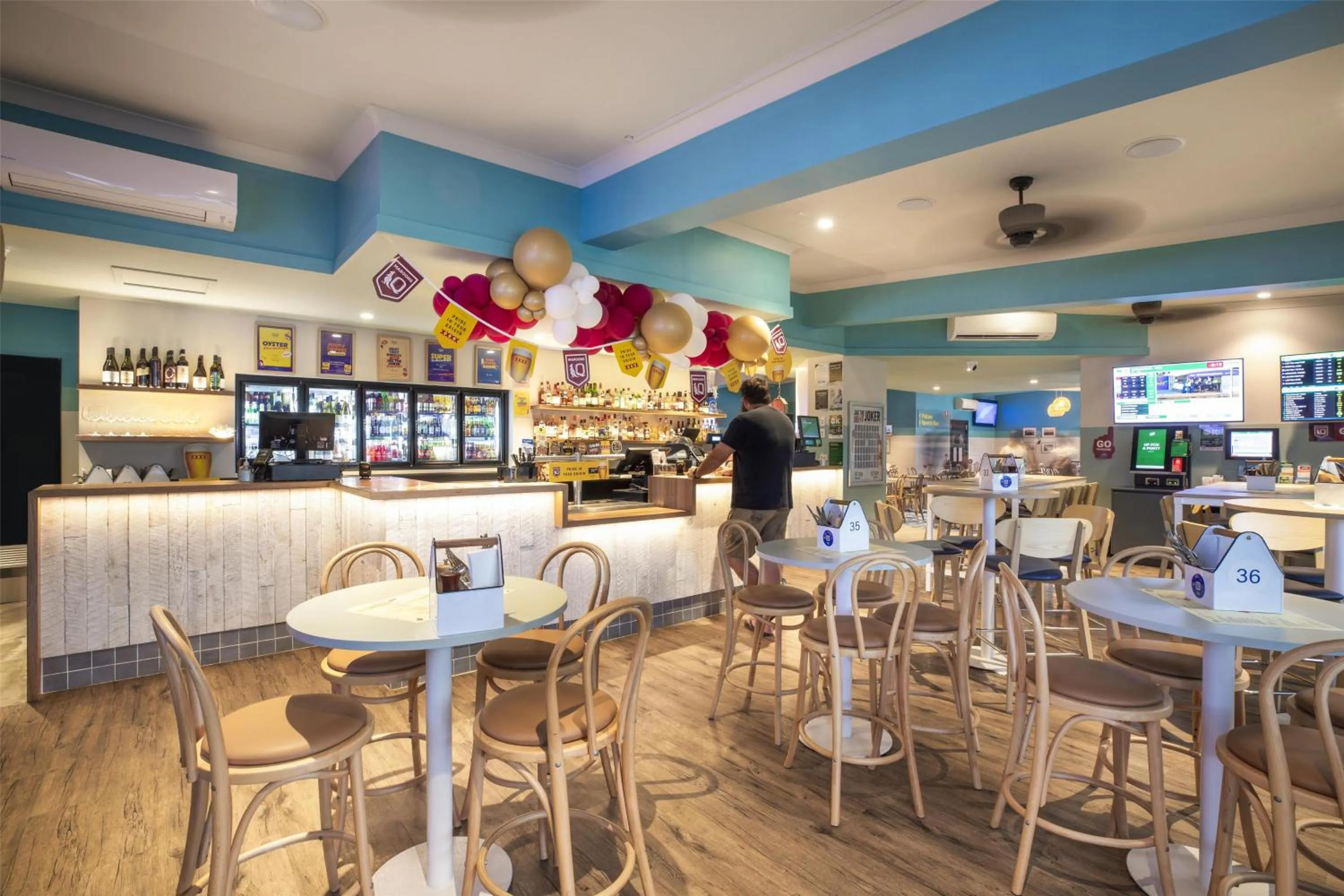 Lounge or bar in Nightcap at Queens Beach Hotel