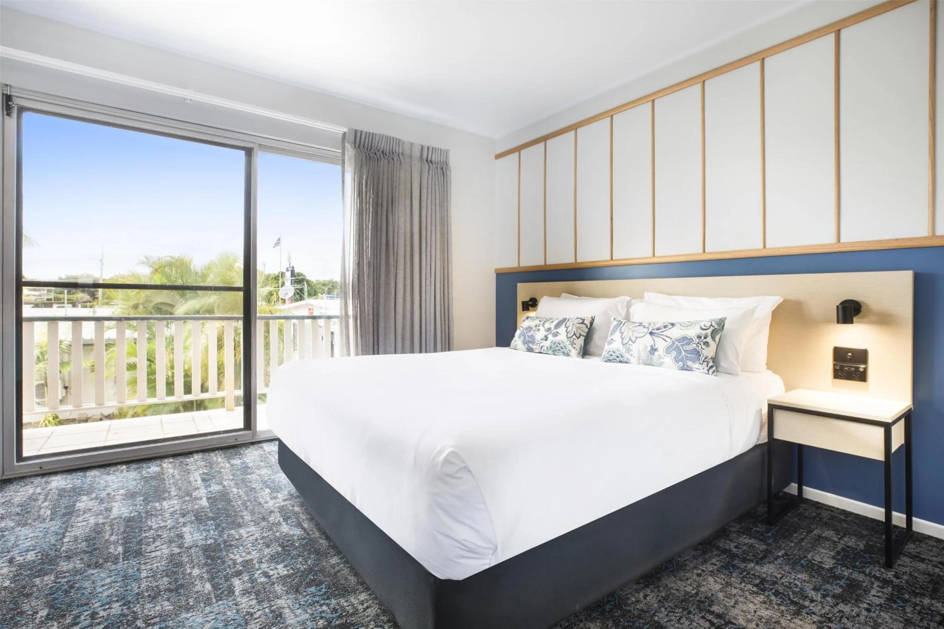 Bedroom, Bed in Nightcap at Queens Beach Hotel