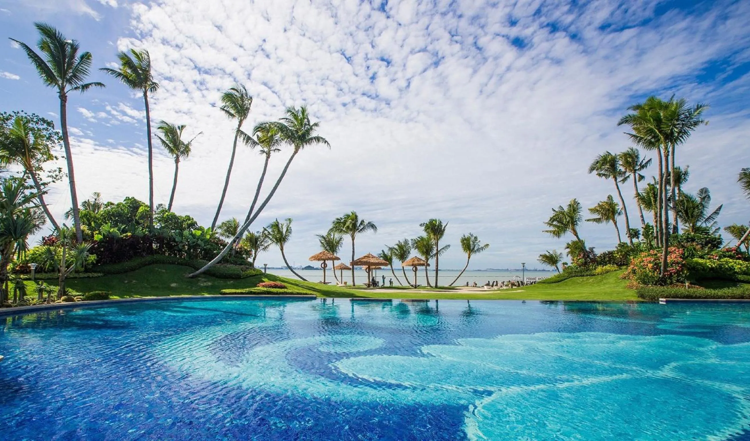 Swimming pool in Forest City Marina Hotel