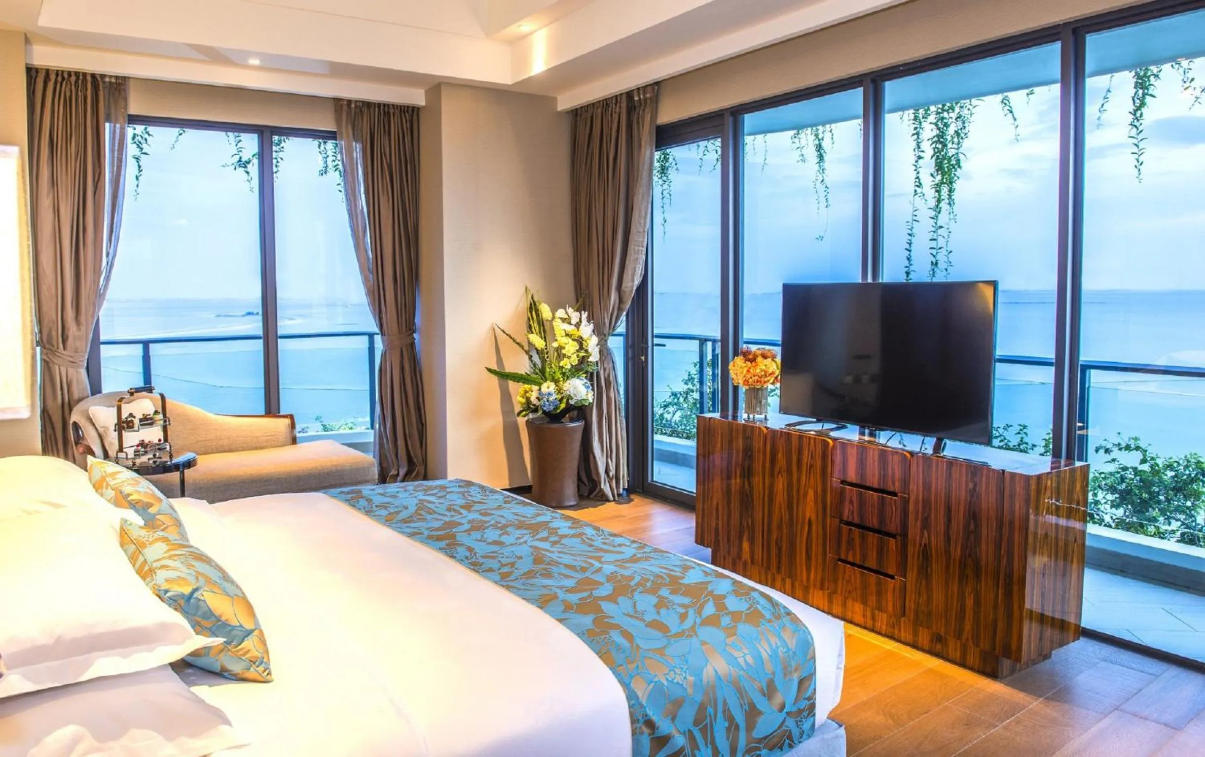 Balcony/Terrace, Bed in Forest City Marina Hotel