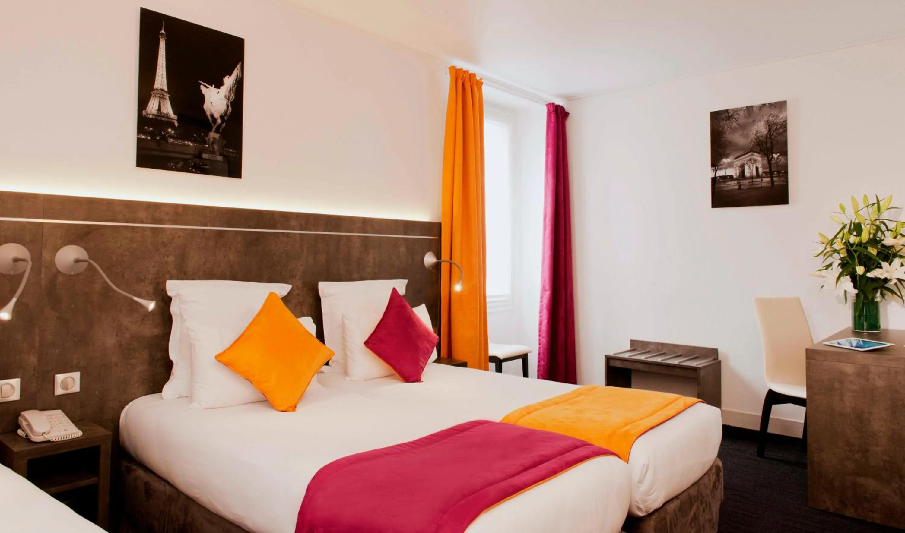 Photo of the whole room, Bed in Hôtel du Plat d'Etain