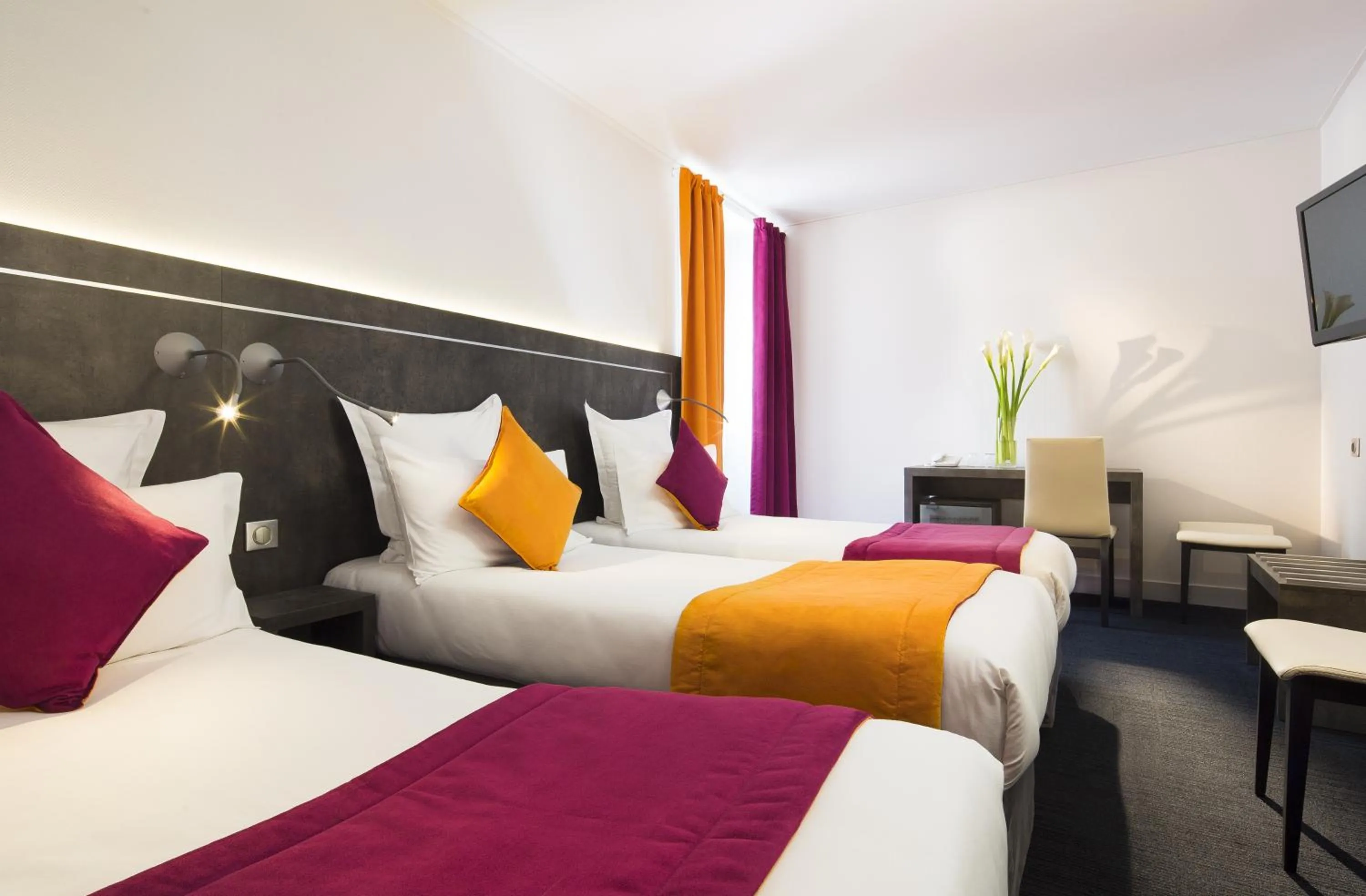 Photo of the whole room, Bed in Hôtel du Plat d'Etain