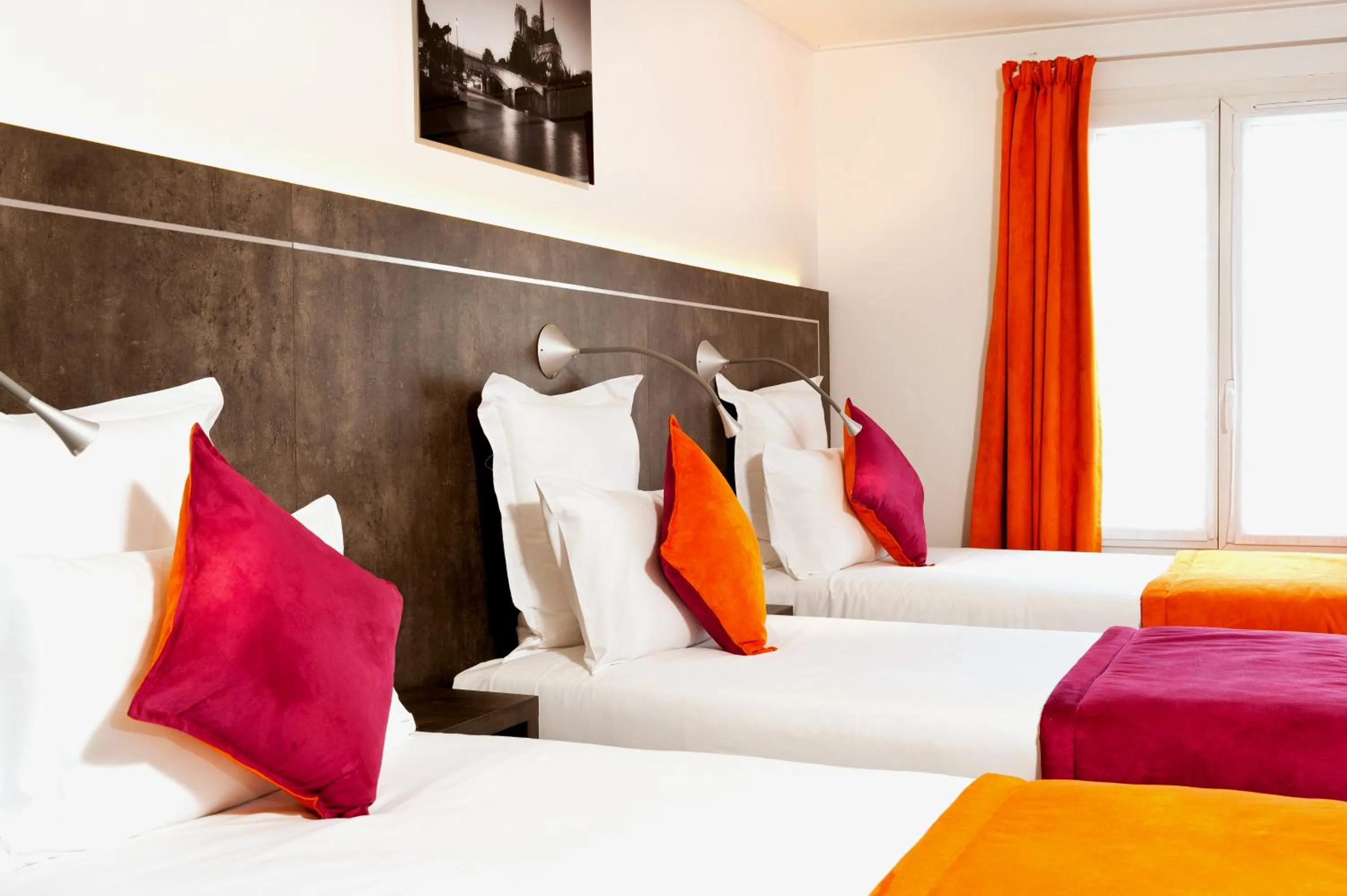 Bed in Hôtel du Plat d'Etain