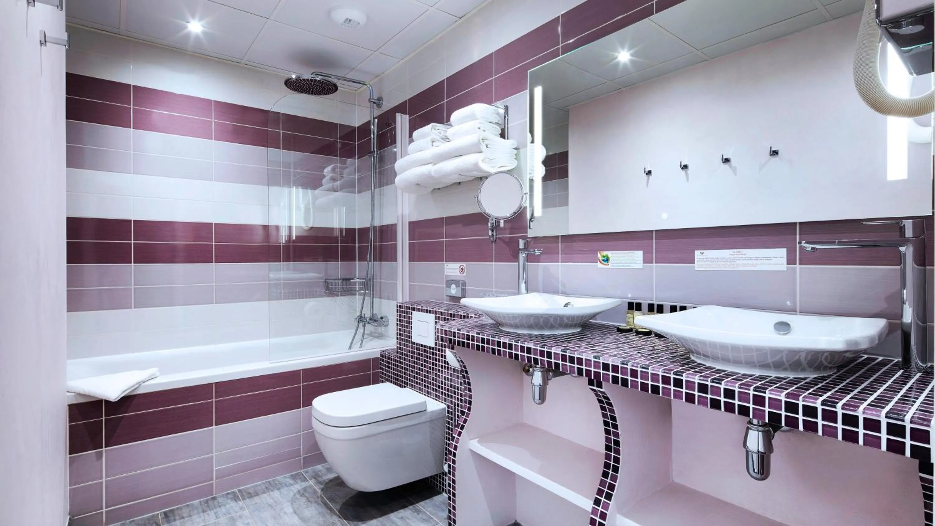 Bathroom in Hôtel du Plat d'Etain