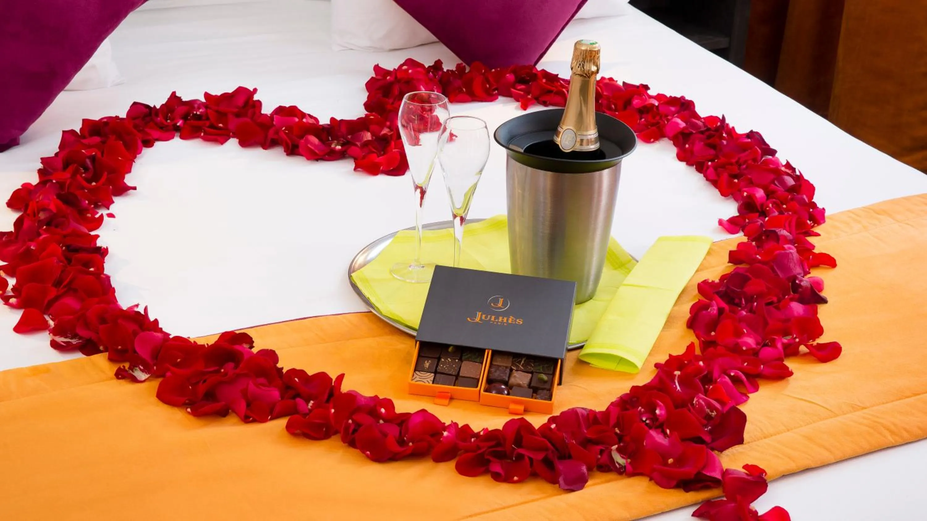 Food close-up, Bed in Hôtel du Plat d'Etain