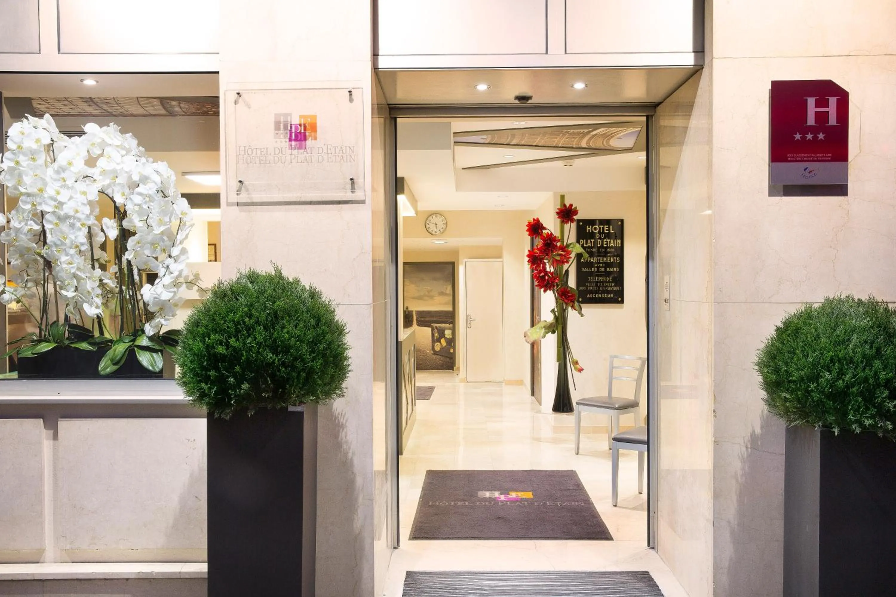 Facade/entrance in Hôtel du Plat d'Etain