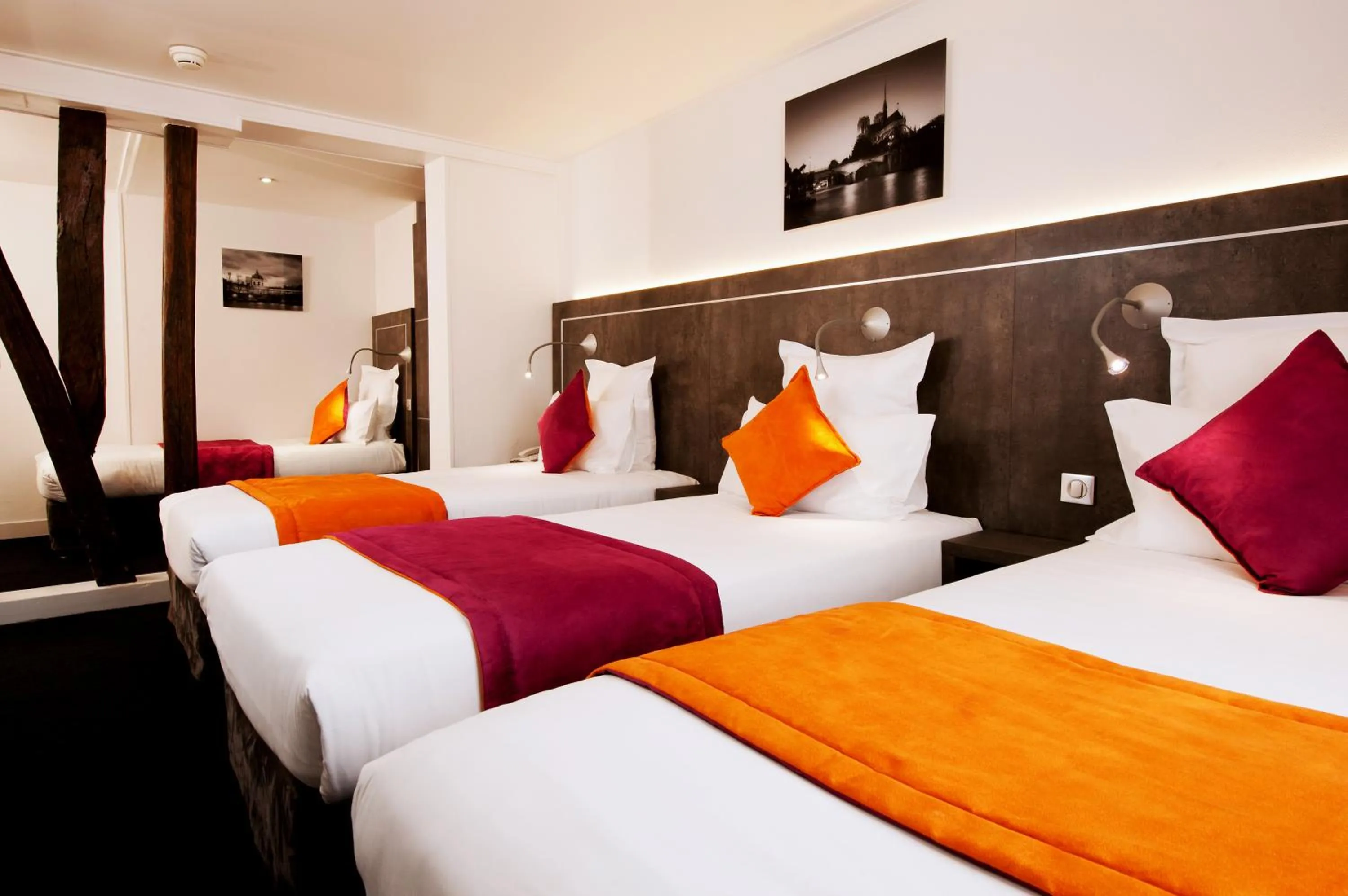 Bed in Hôtel du Plat d'Etain