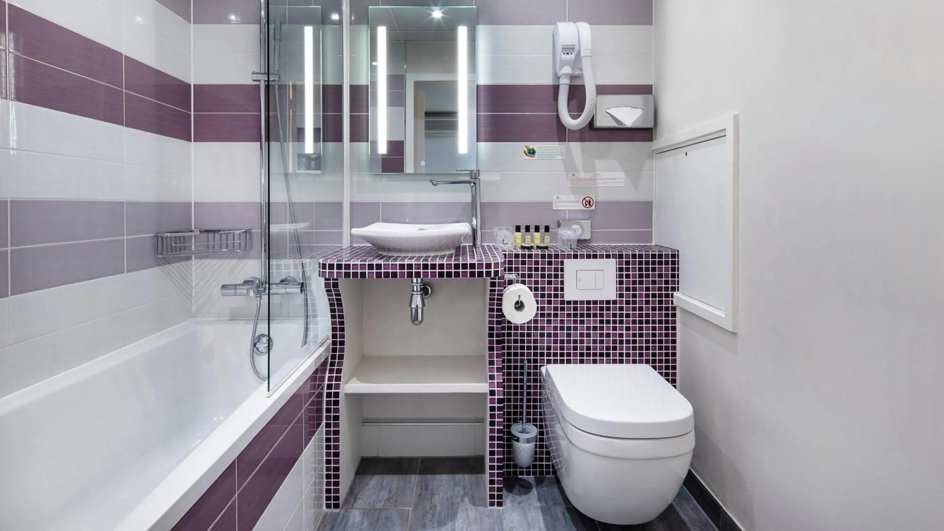 Bathroom in Hôtel du Plat d'Etain