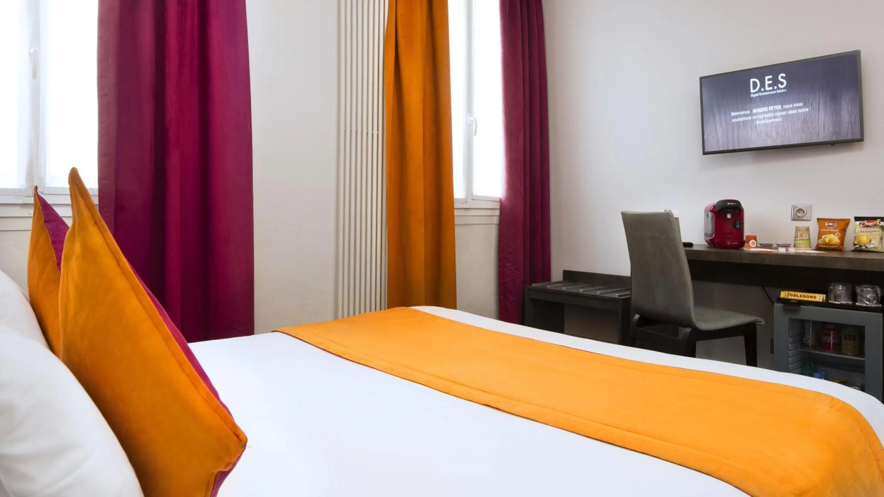 Photo of the whole room, Bed in Hôtel du Plat d'Etain