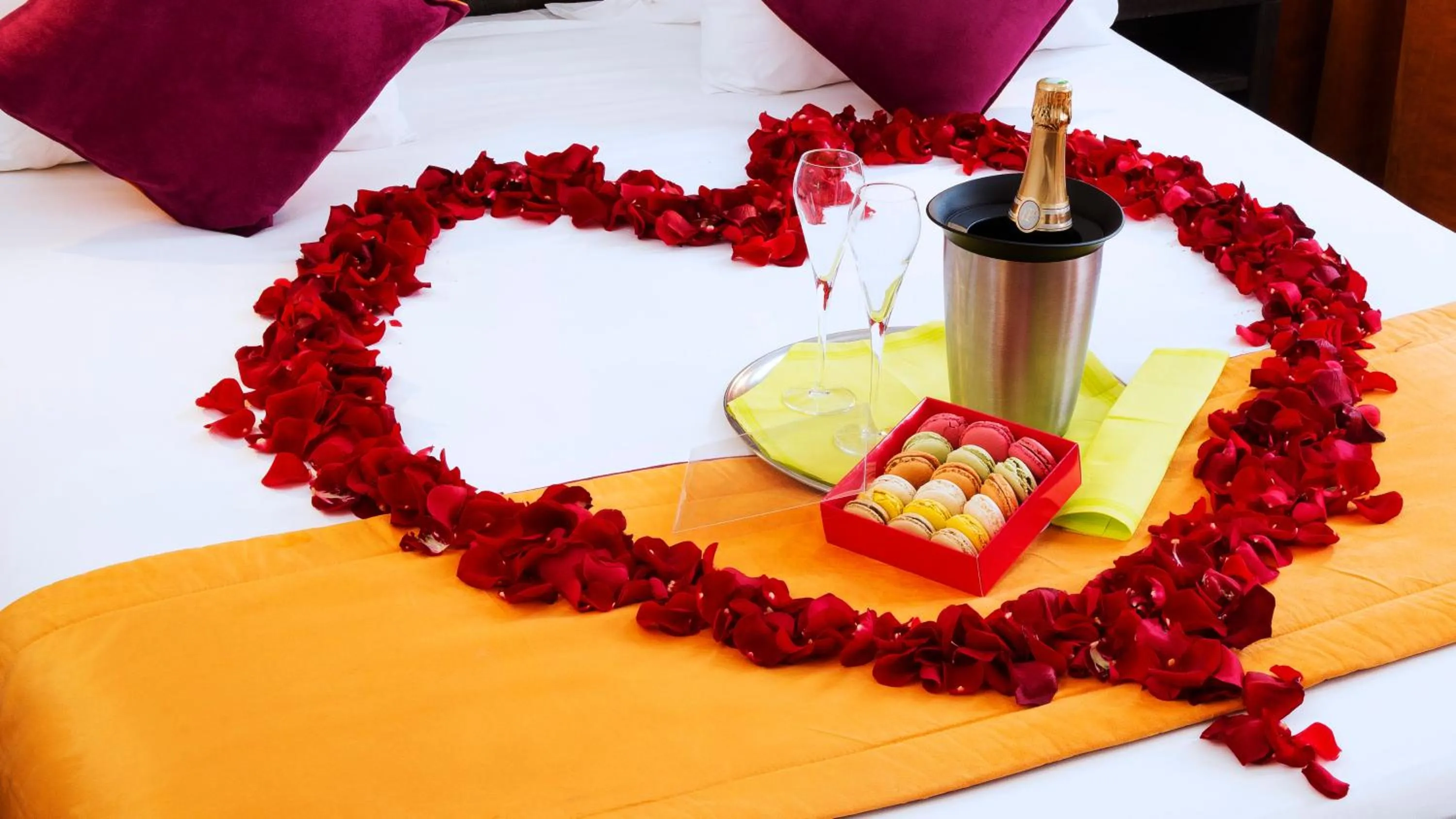 Food close-up, Bed in Hôtel du Plat d'Etain