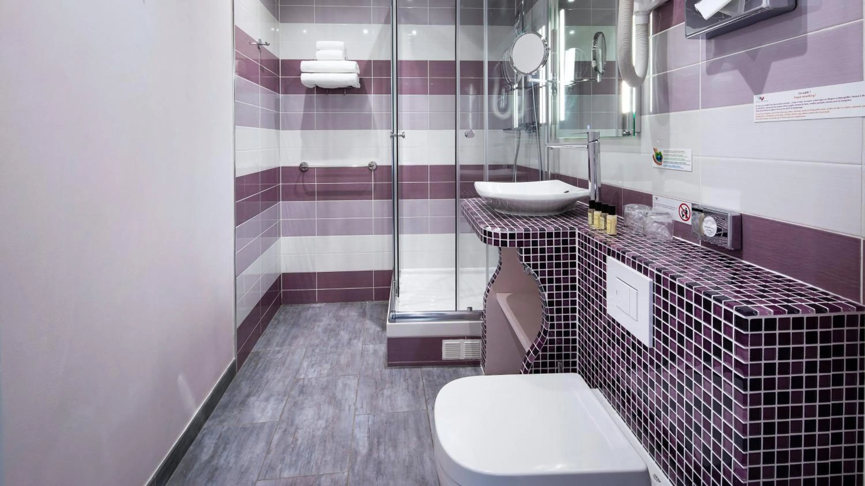 Bathroom in Hôtel du Plat d'Etain