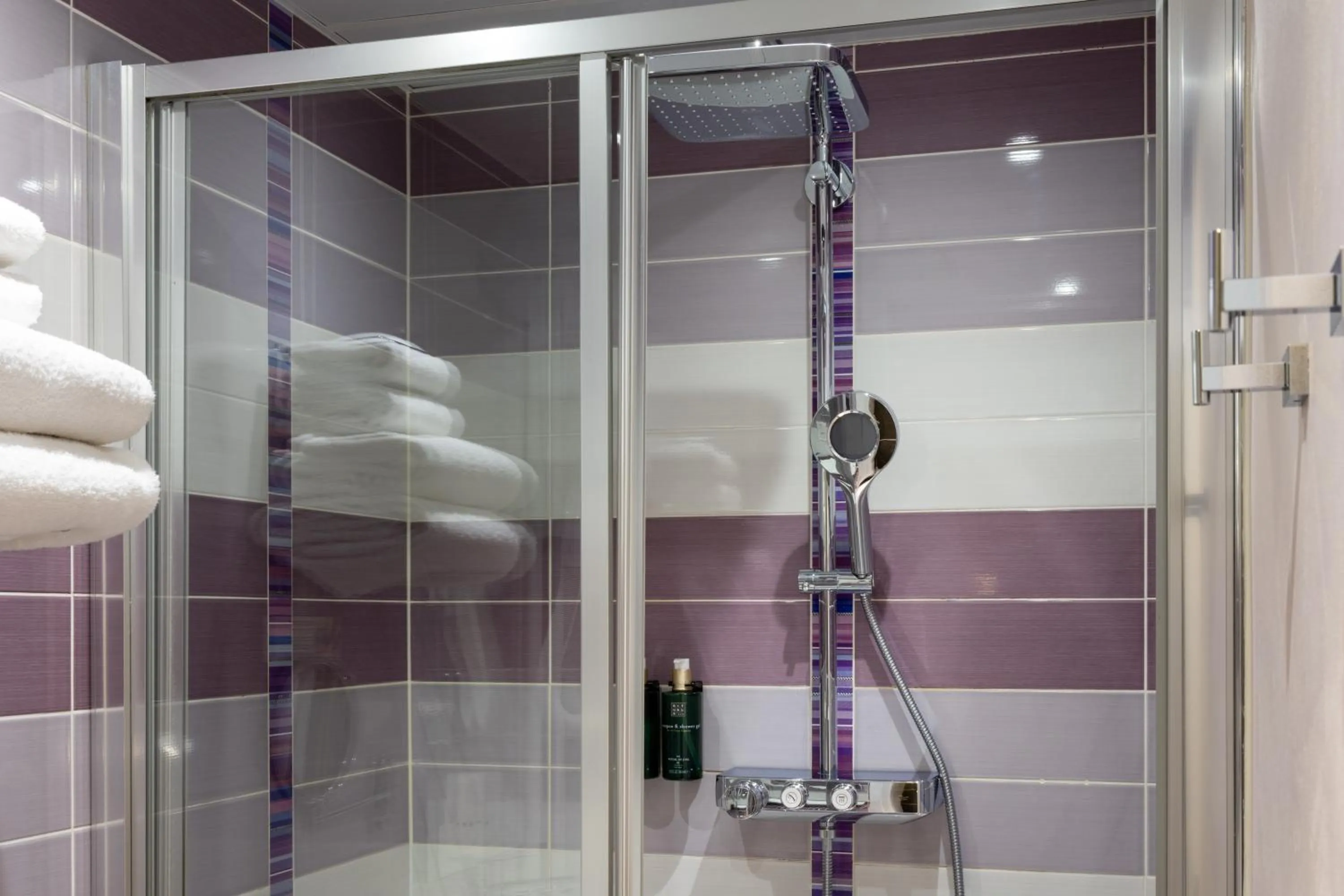 Bathroom in Hôtel du Plat d'Etain