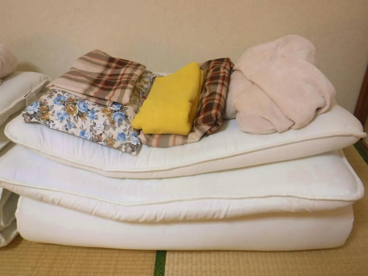 Bed in Wholeearth Ryokan Hiroshima