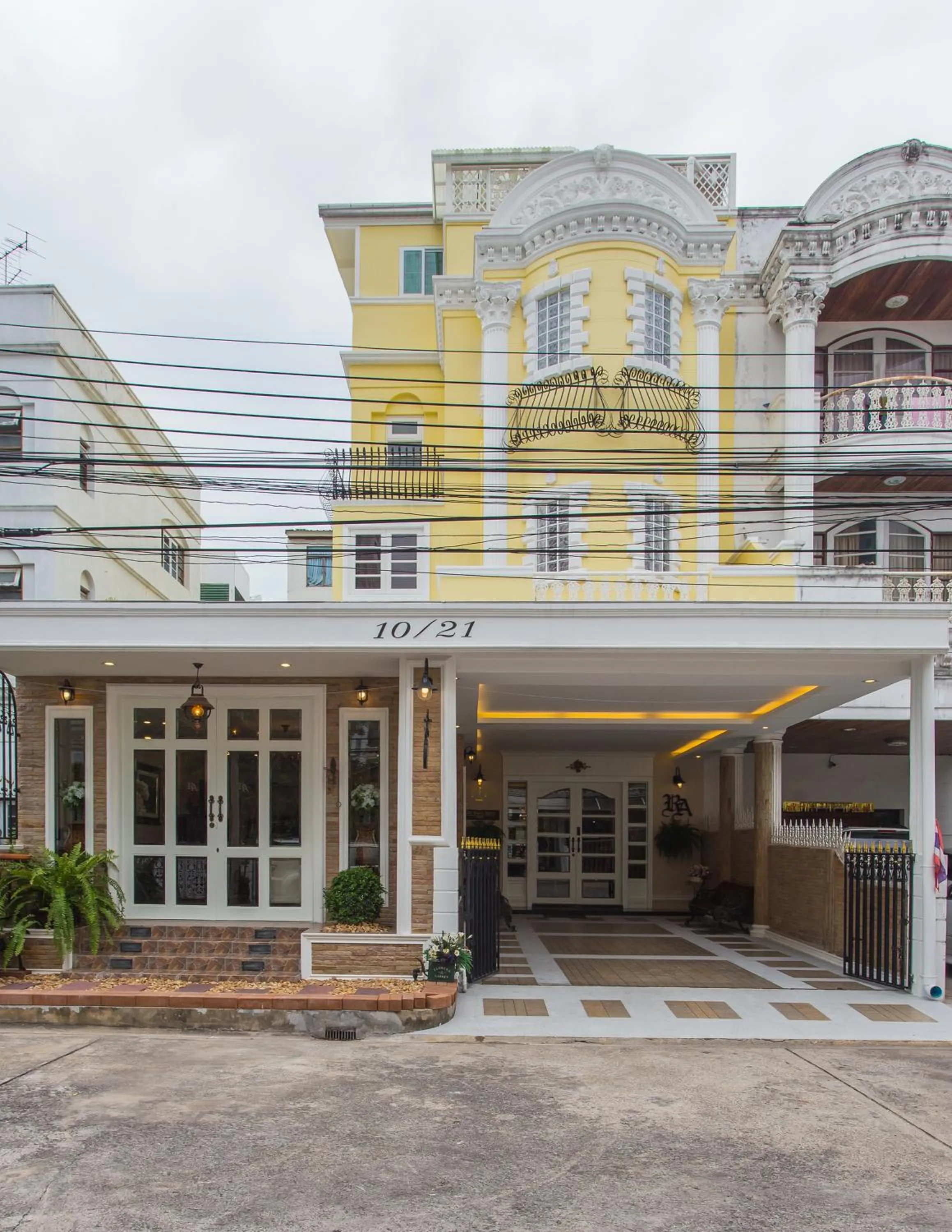 Facade/entrance in The Lek Aree