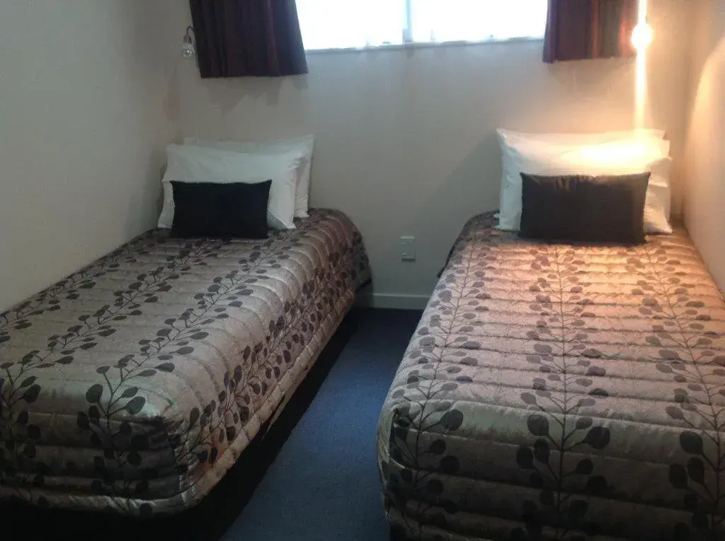 Family Room with Bath - single occupancy in Central Park Motor Inn Family Room with Bath - single occupancy in Central Park Motor Inn