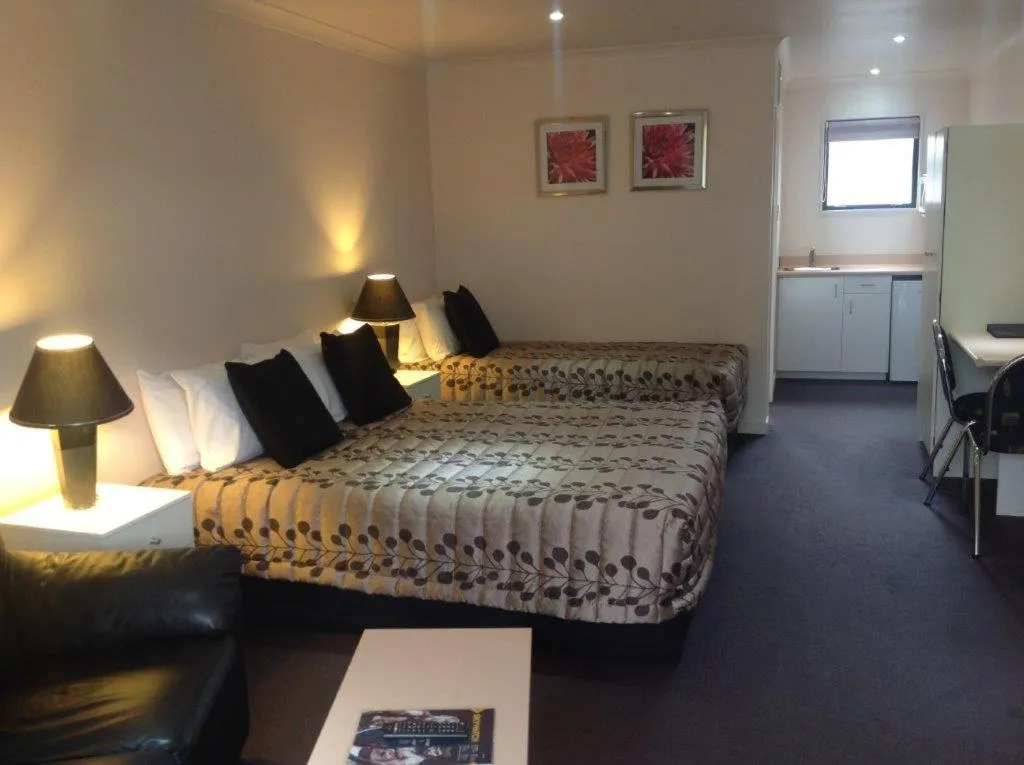 Bed in Central Park Motor Inn