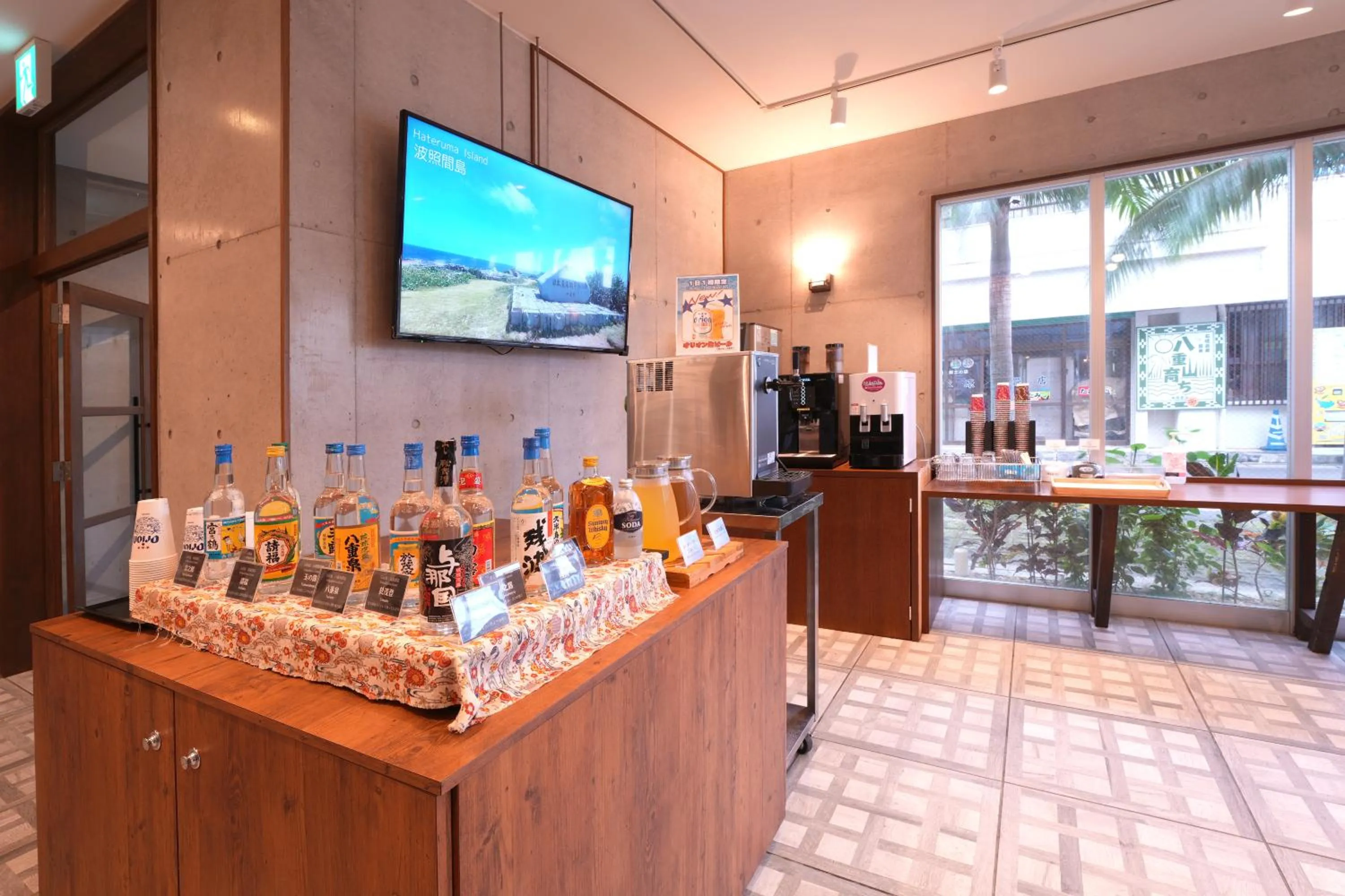 Communal lounge/ TV room in The BREAKFAST HOTEL PORTO Ishigakijima