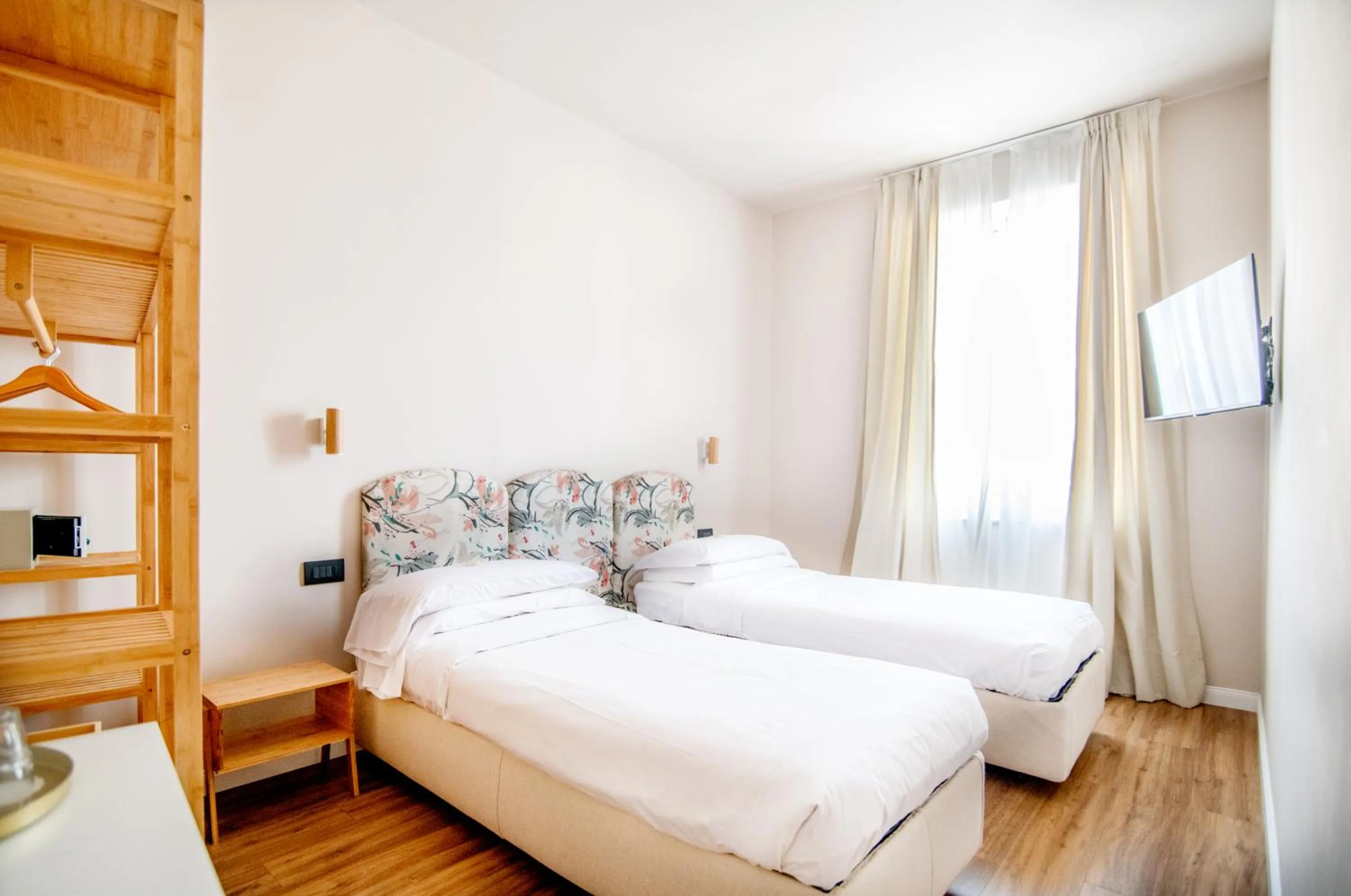 Photo of the whole room, Bed in Albium Hotel