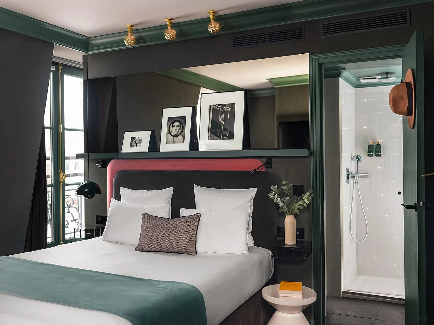 Photo of the whole room, Bed in Bob Hotel