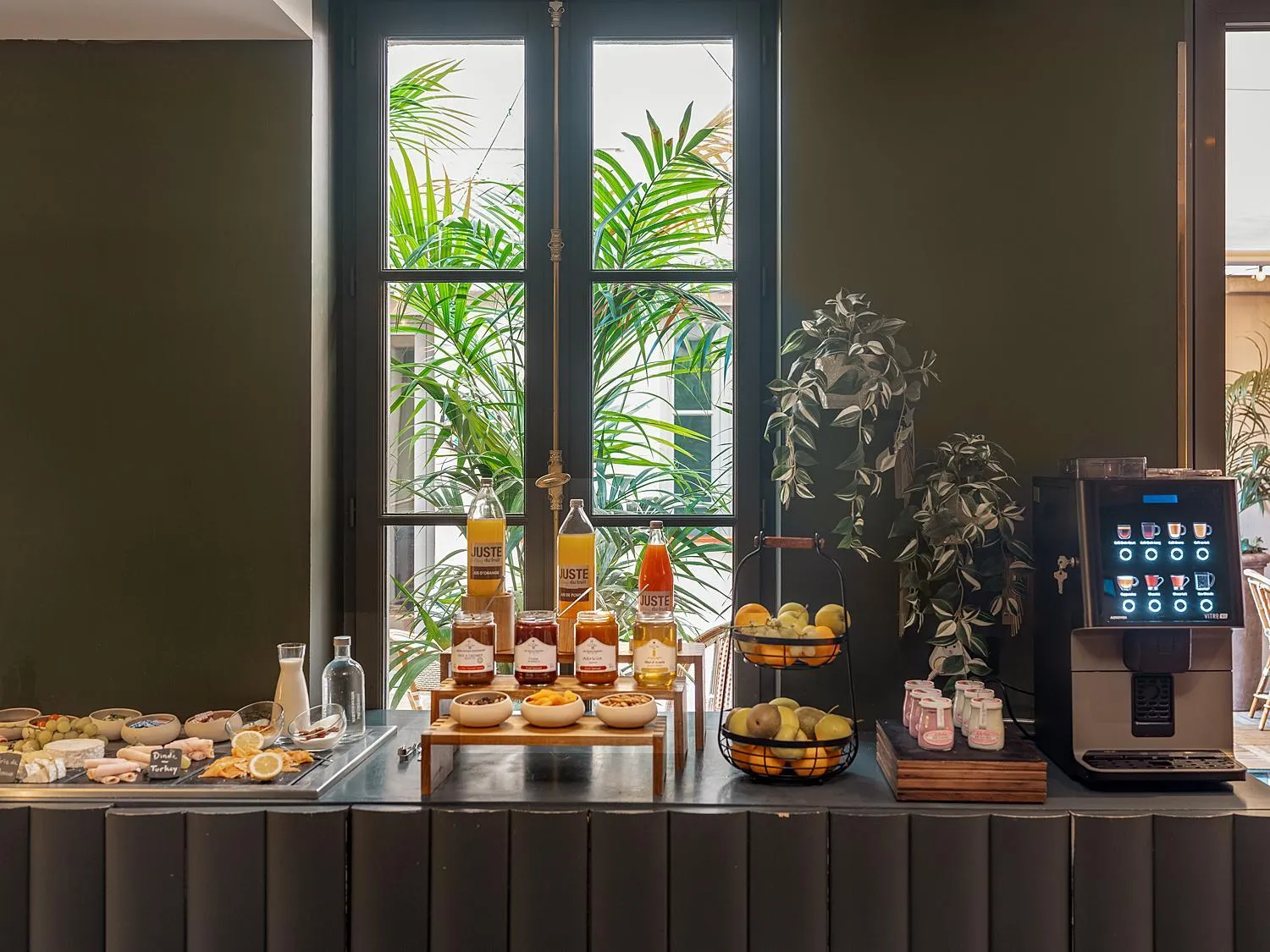 Breakfast in Bob Hotel