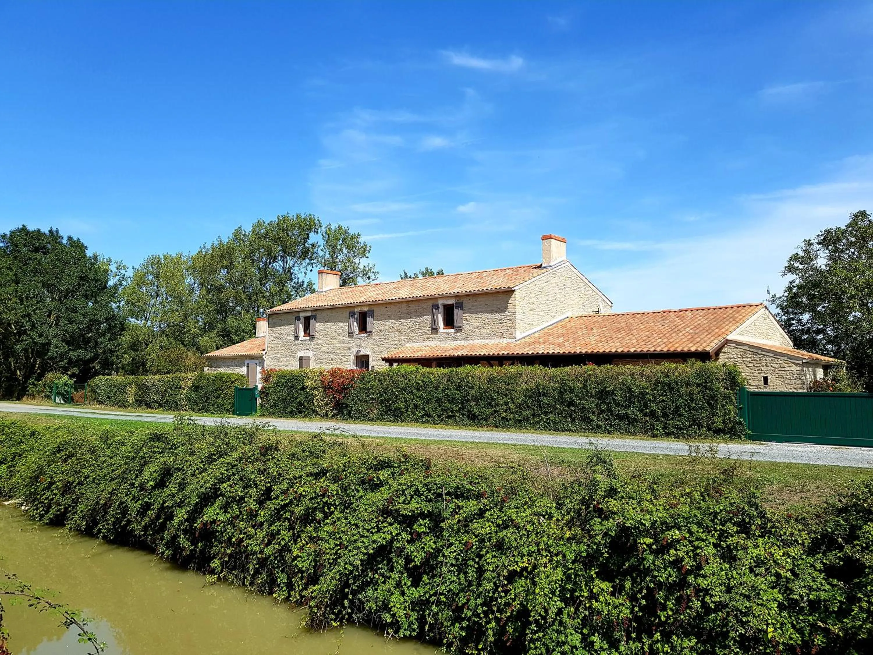 Property building in Au Clos Des Templiers