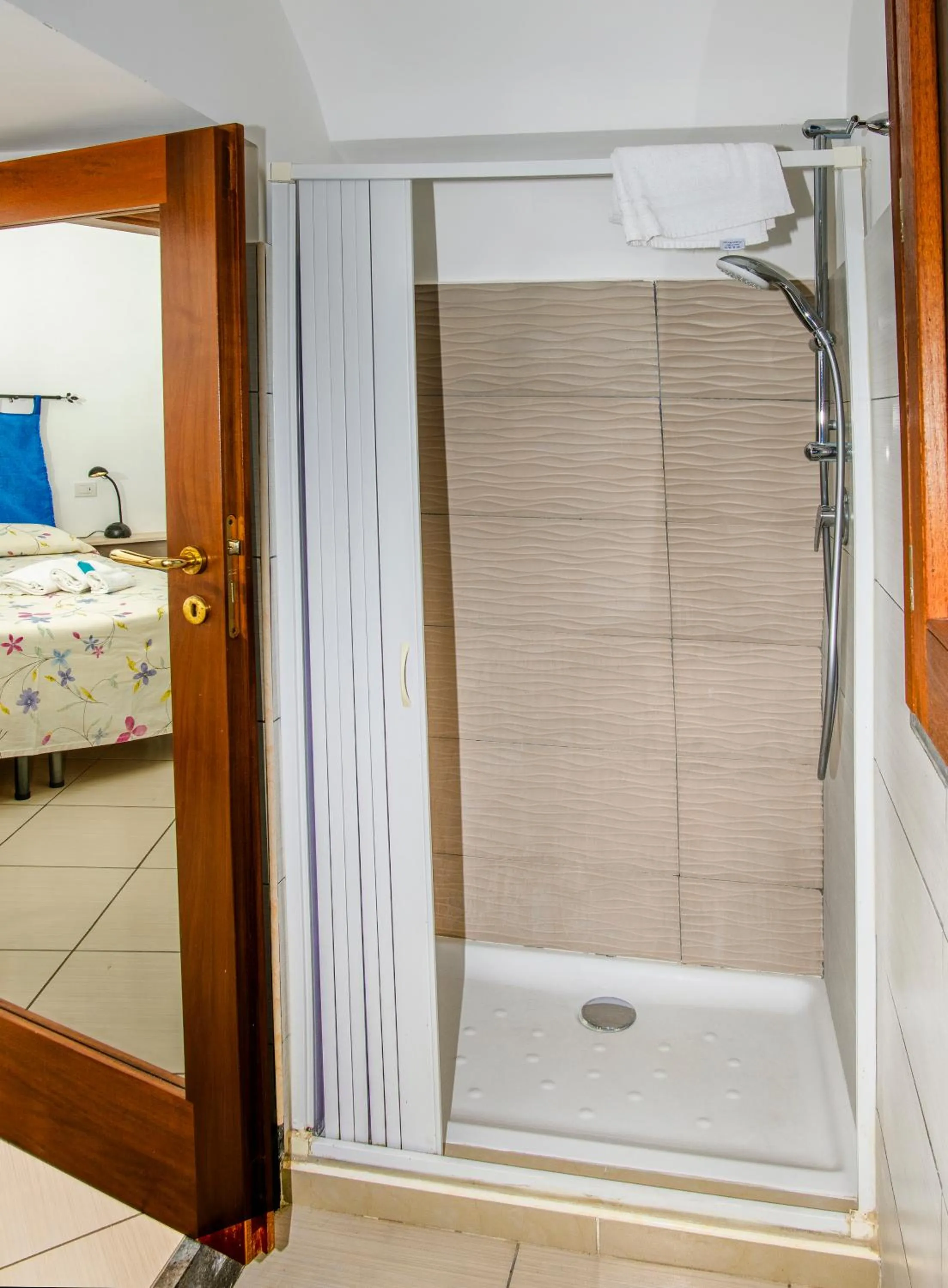 Shower, Bed in Casa Aristide