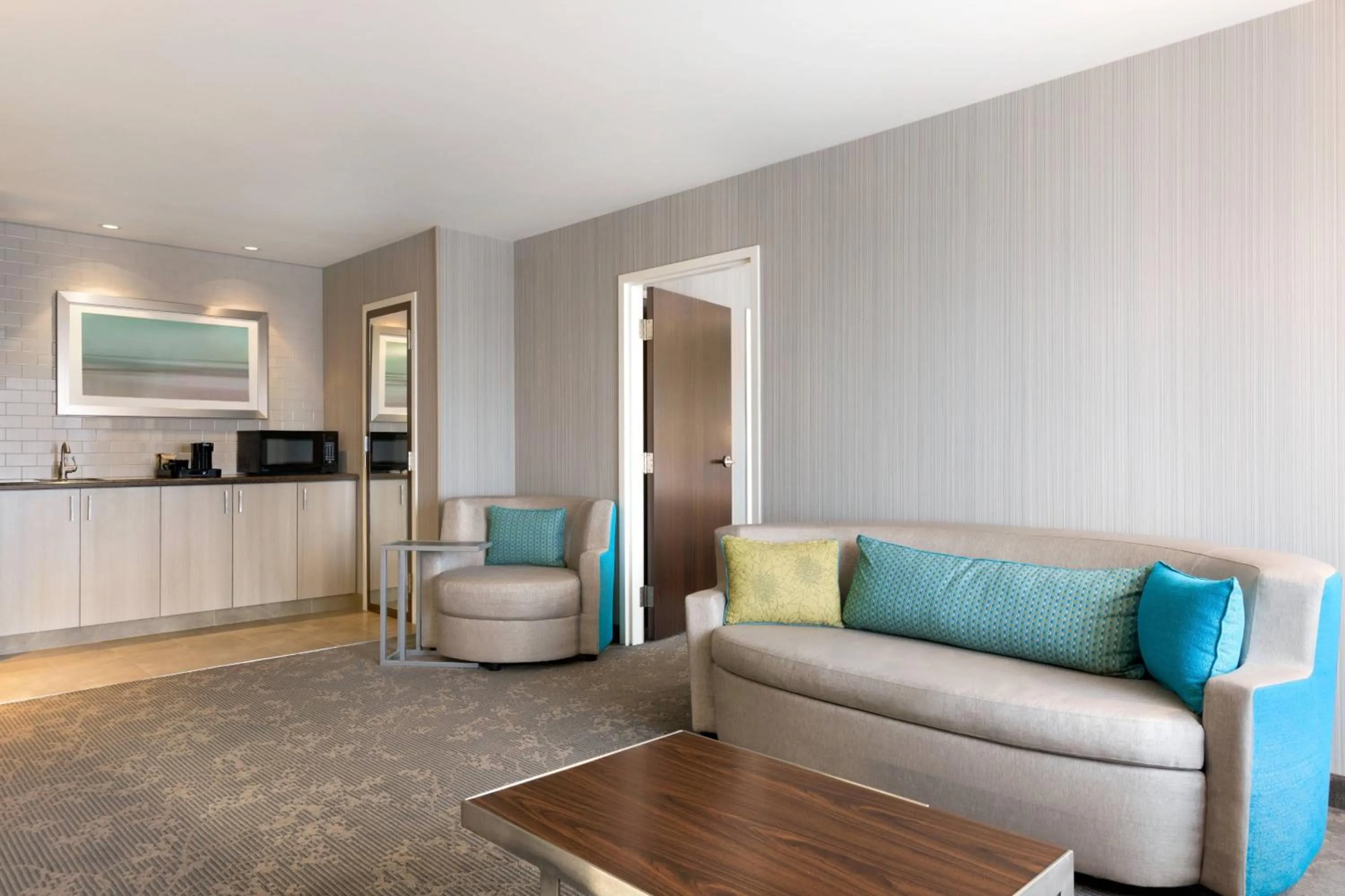 Living room in Courtyard by Marriott Toronto Mississauga/West