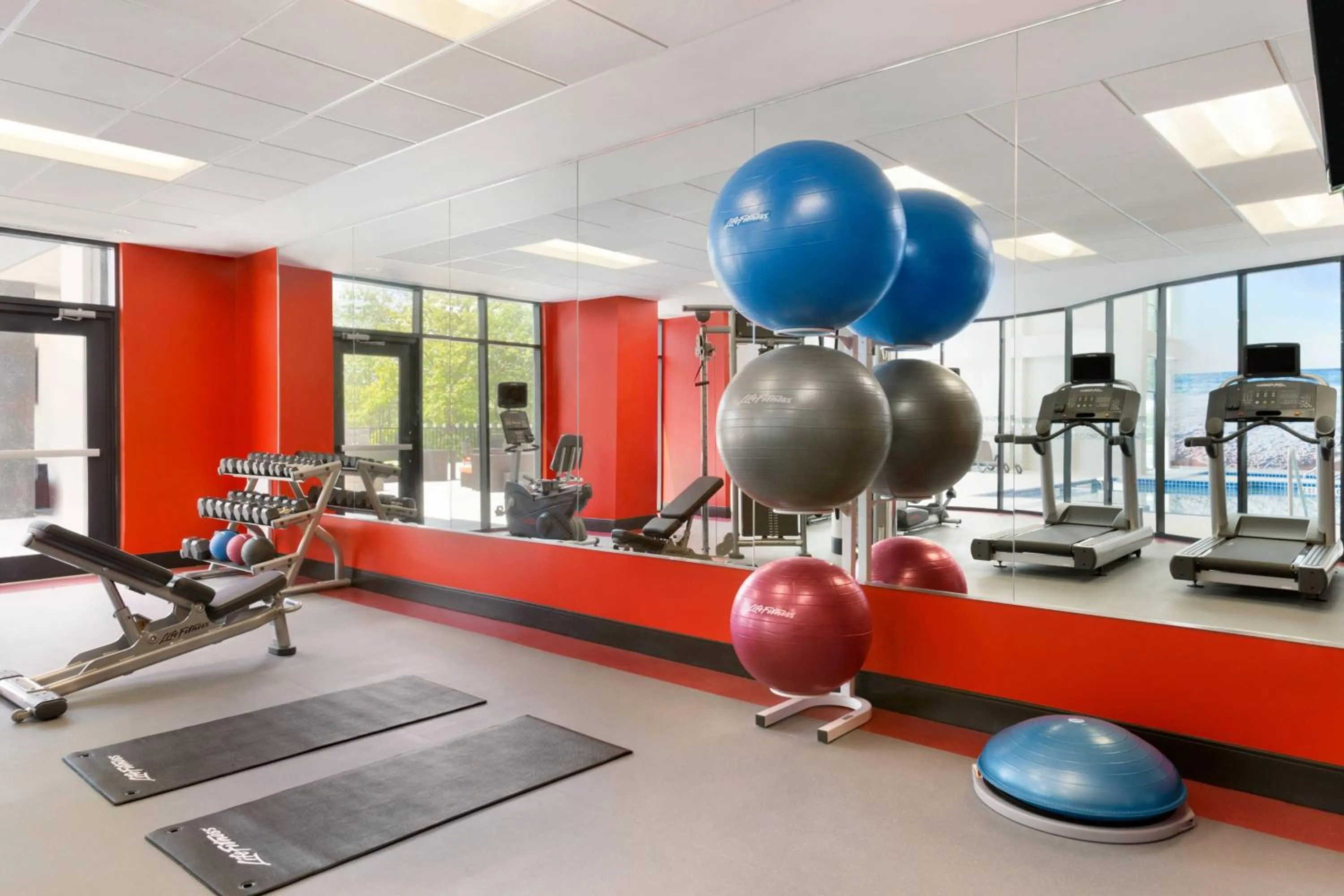 Fitness centre/facilities in Courtyard by Marriott Toronto Mississauga/West