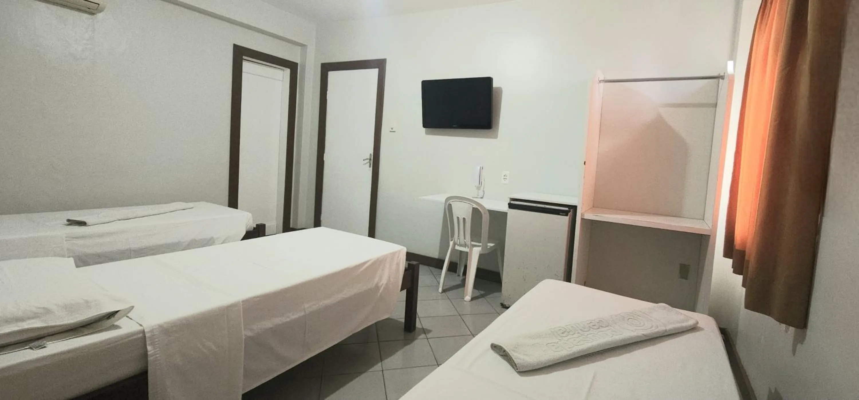 Photo of the whole room, Bed in Pousada Central