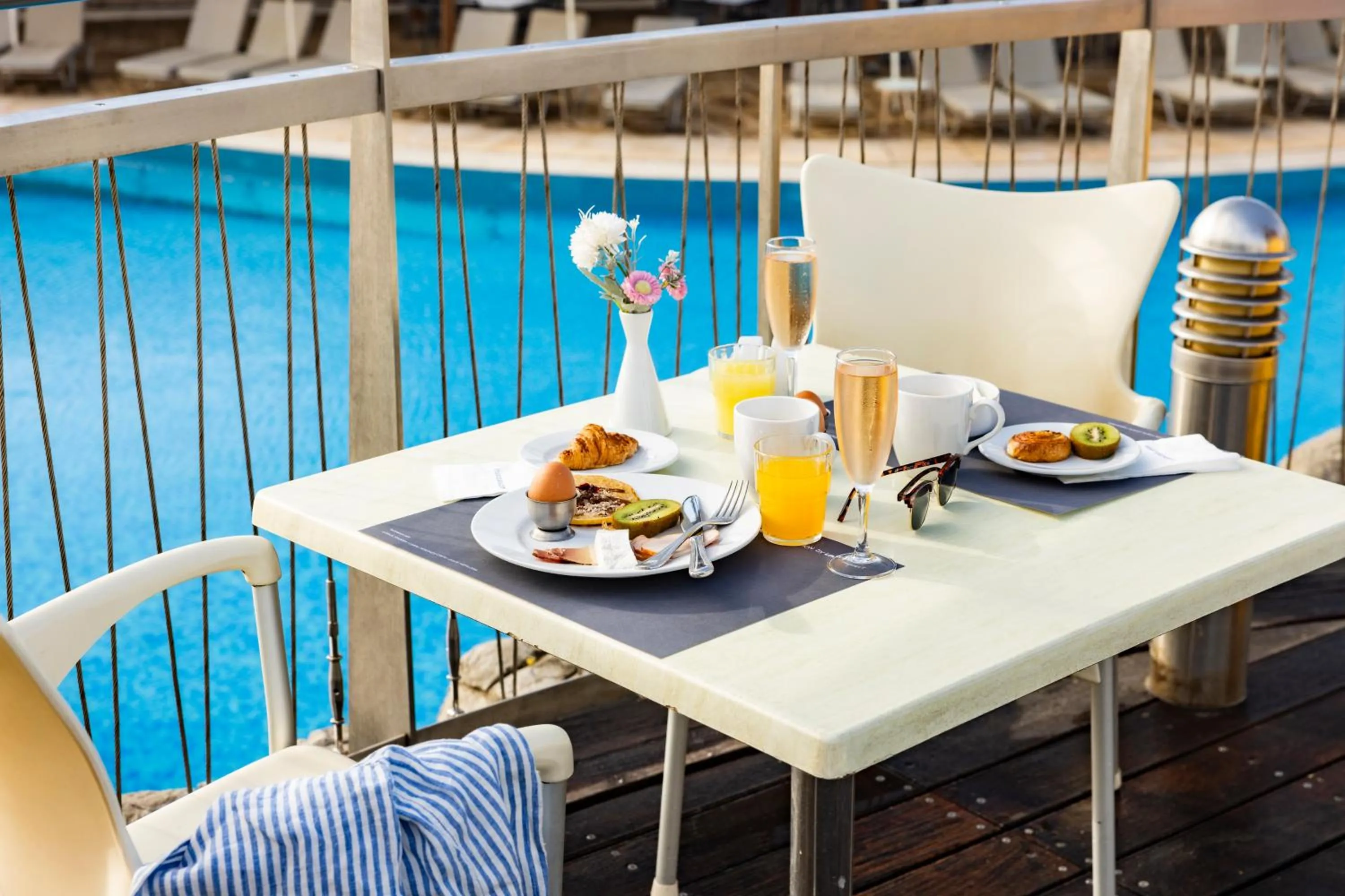 Restaurant/places to eat in Louis Althea Beach