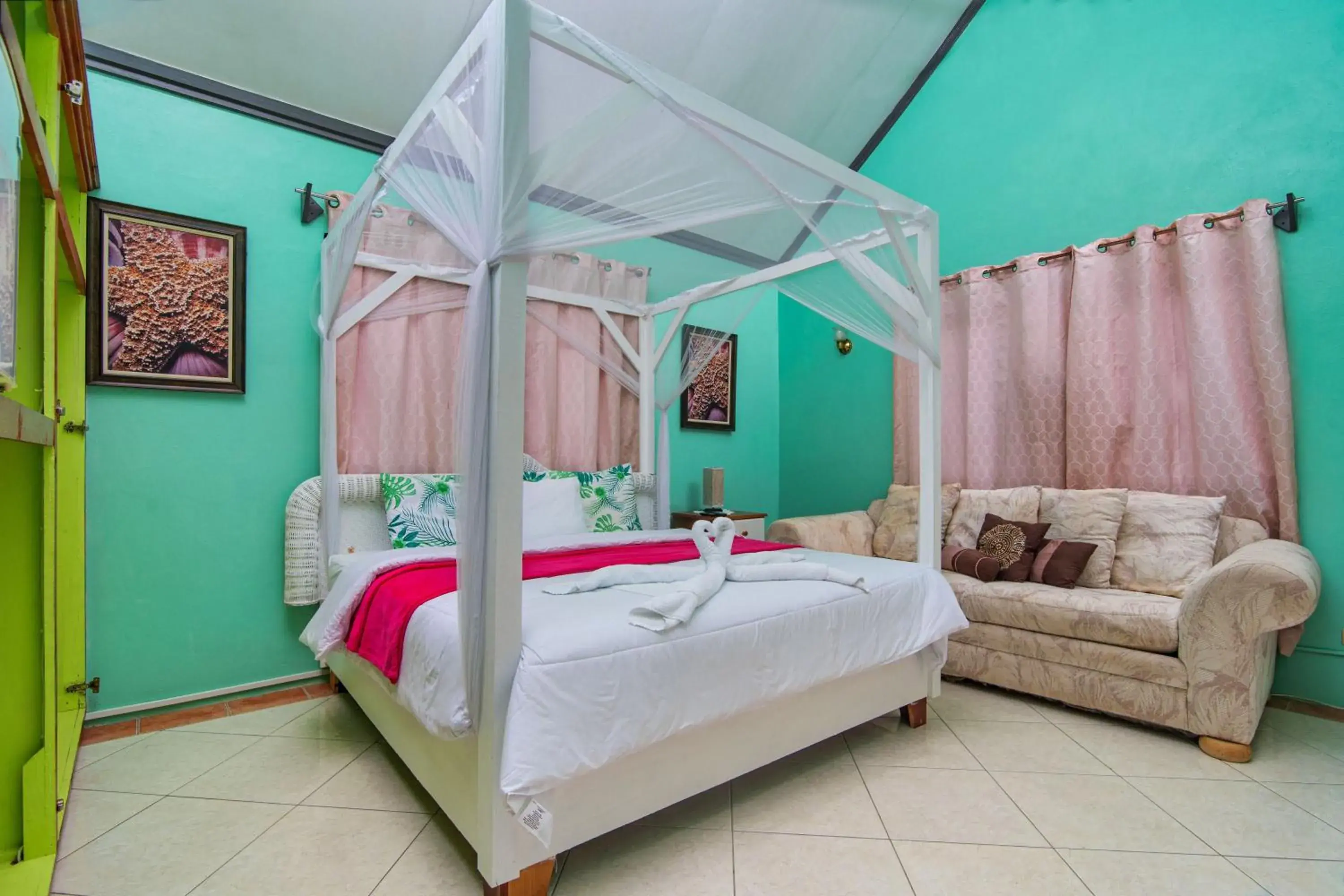 Deluxe King Suite - single occupancy in Tropical Paradise View Deluxe King Suite - single occupancy in Tropical Paradise View