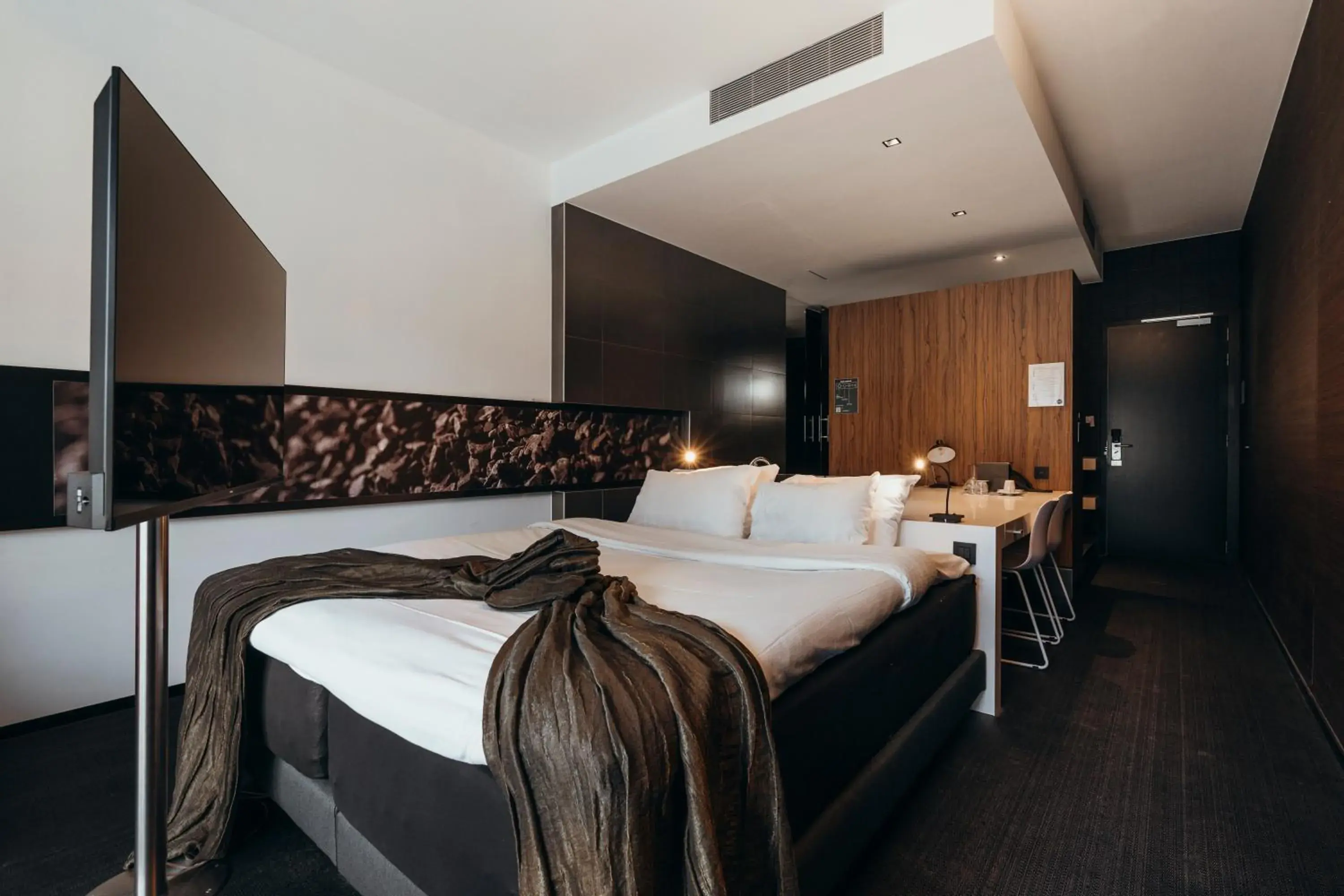 Deluxe Double Room with Bath - single occupancy in Carbon Hotel Deluxe Double Room with Bath - single occupancy in Carbon Hotel