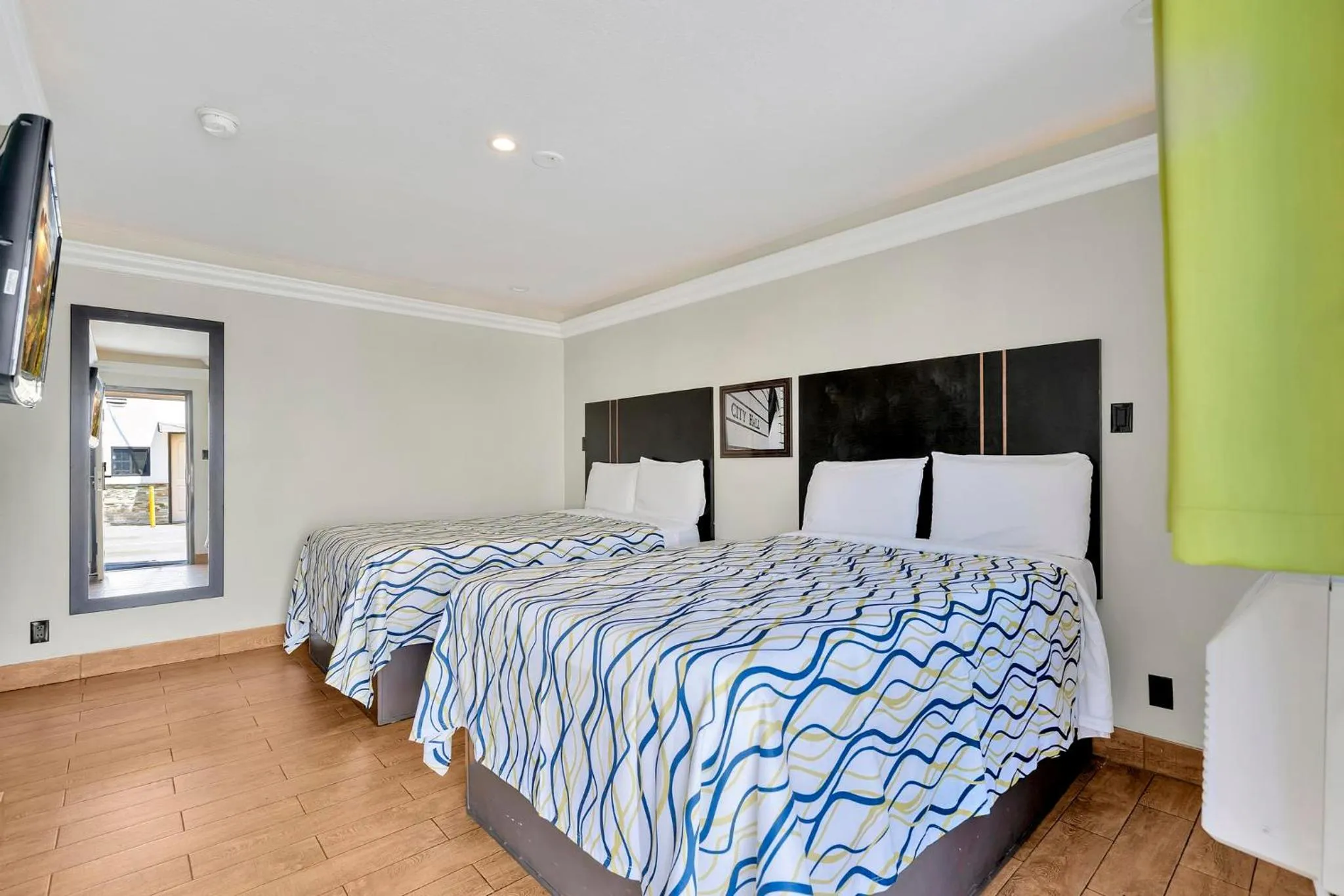 Bedroom, Bed in Mid City Inn