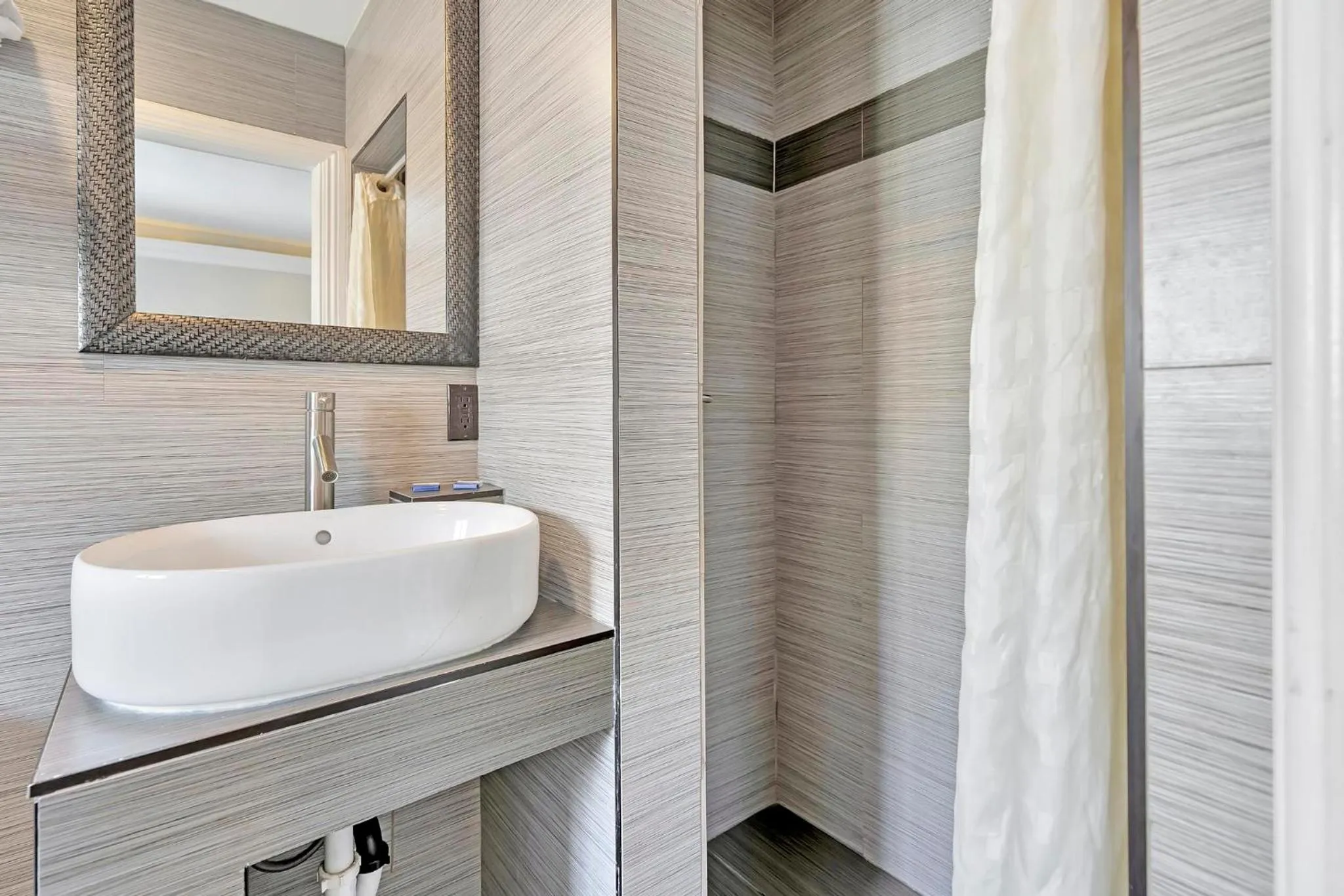 Bathroom in Mid City Inn