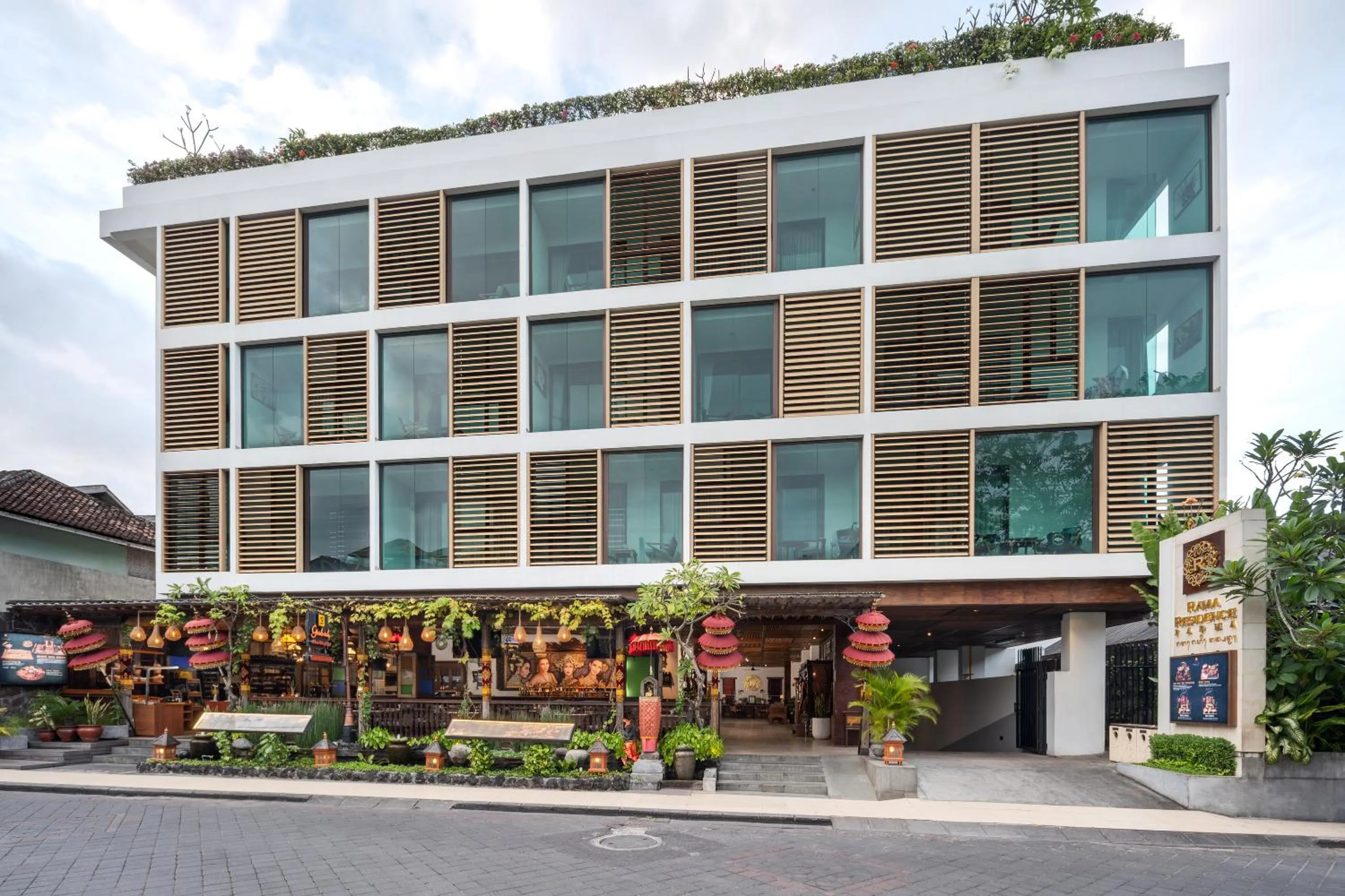 Facade/entrance in Rama Residence Padma