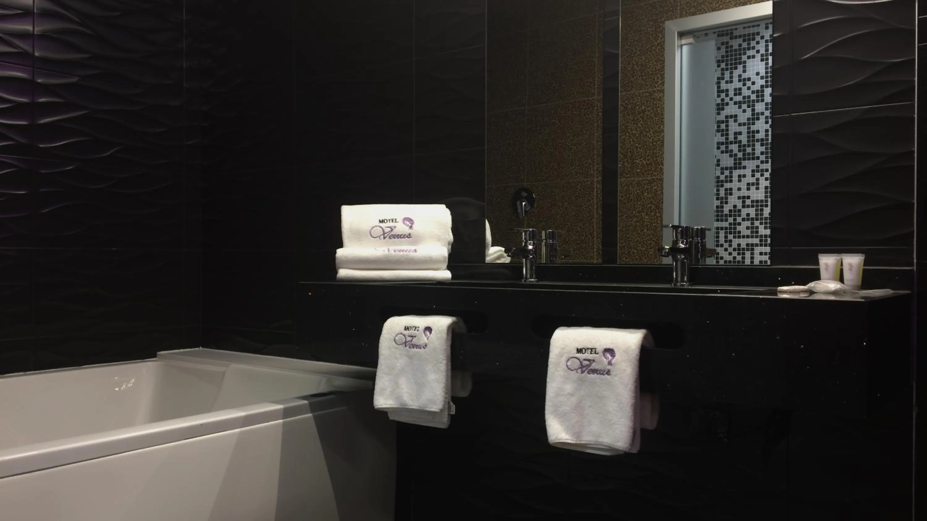 Hot Tub in Motel Venus Madrid Norte