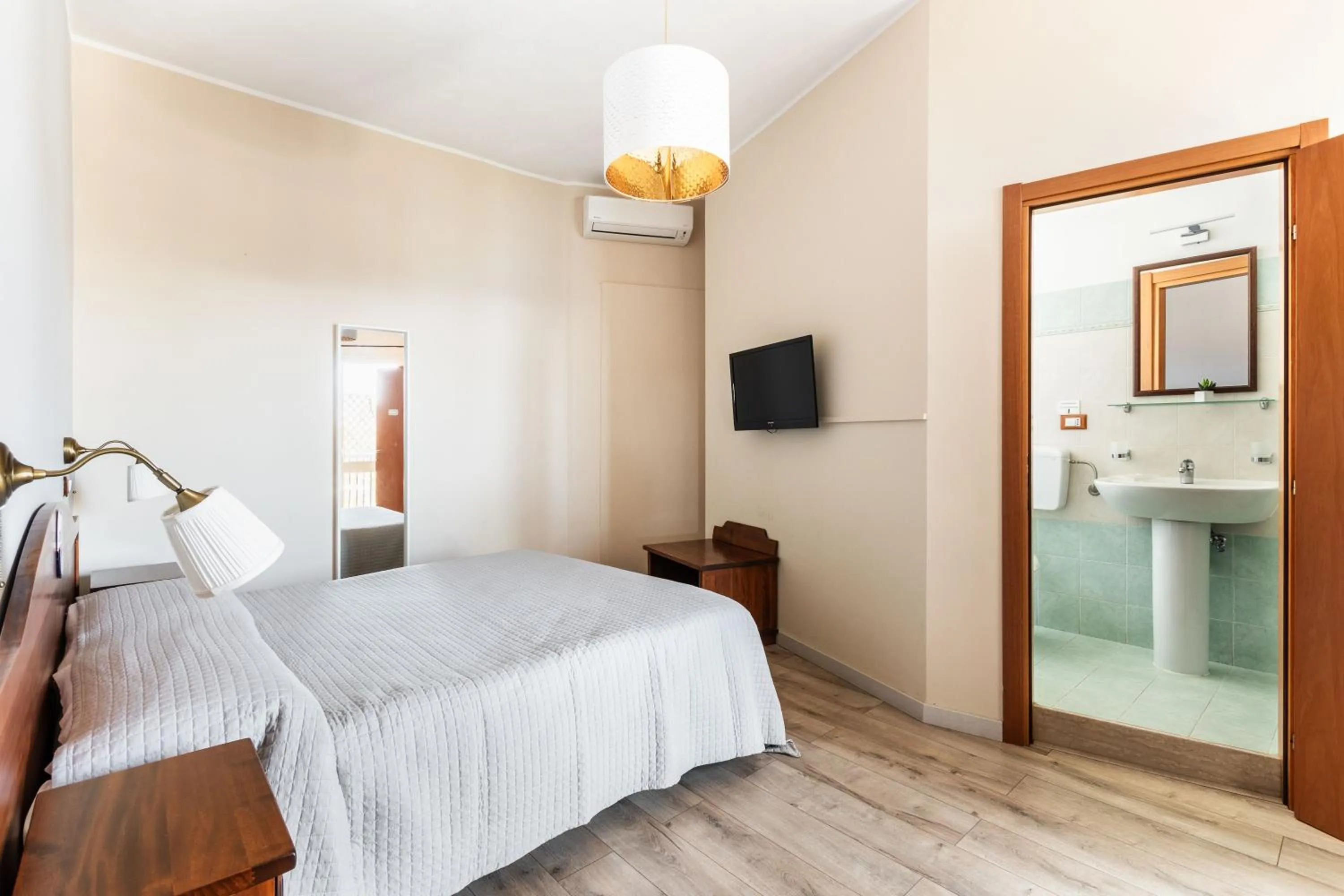 Photo of the whole room, Bed in B&B La terrazza sul mare