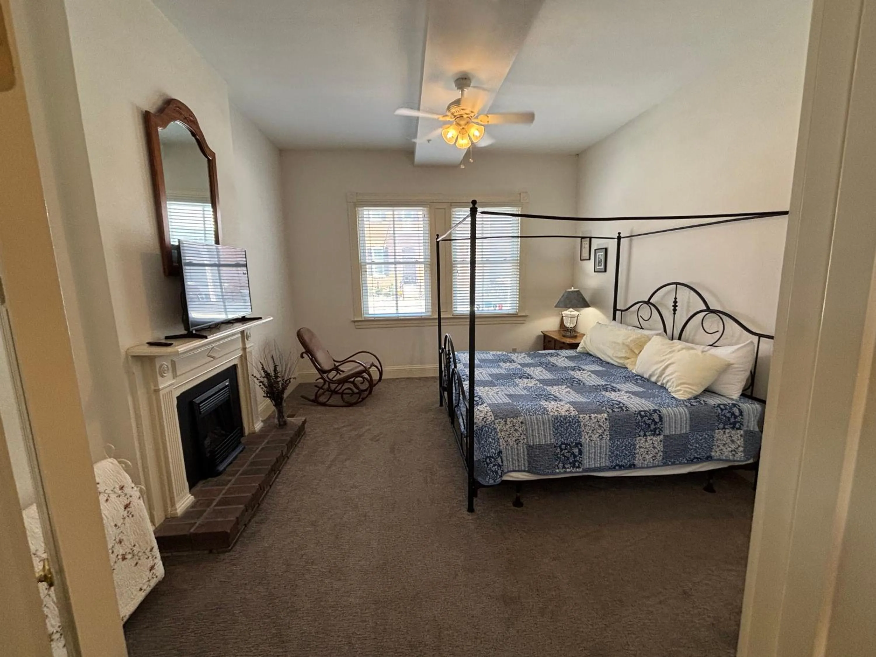 Bedroom, Bed in Hermann Crown Suites