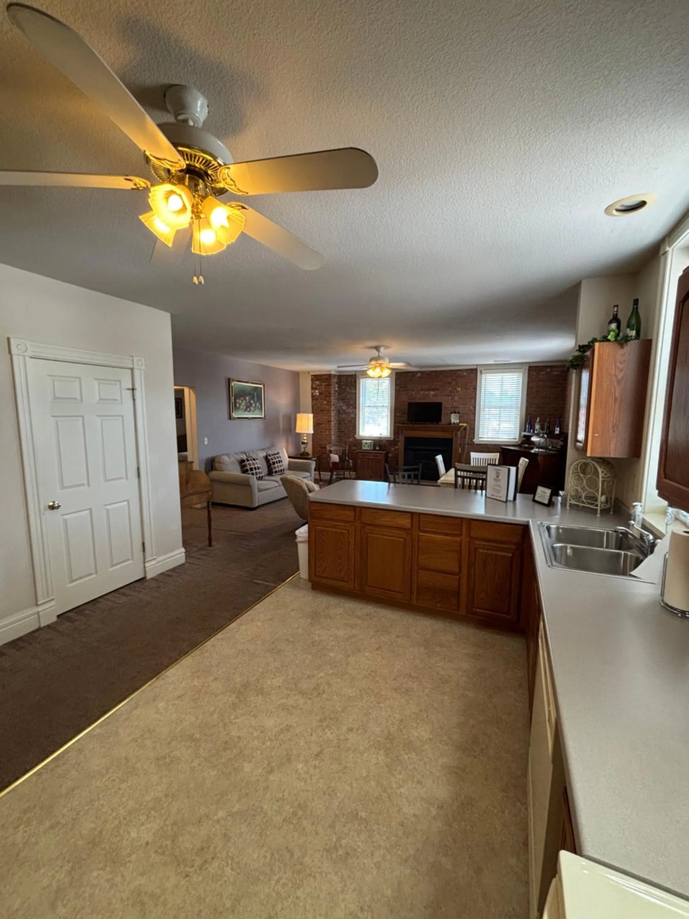 Kitchen or kitchenette in Hermann Crown Suites