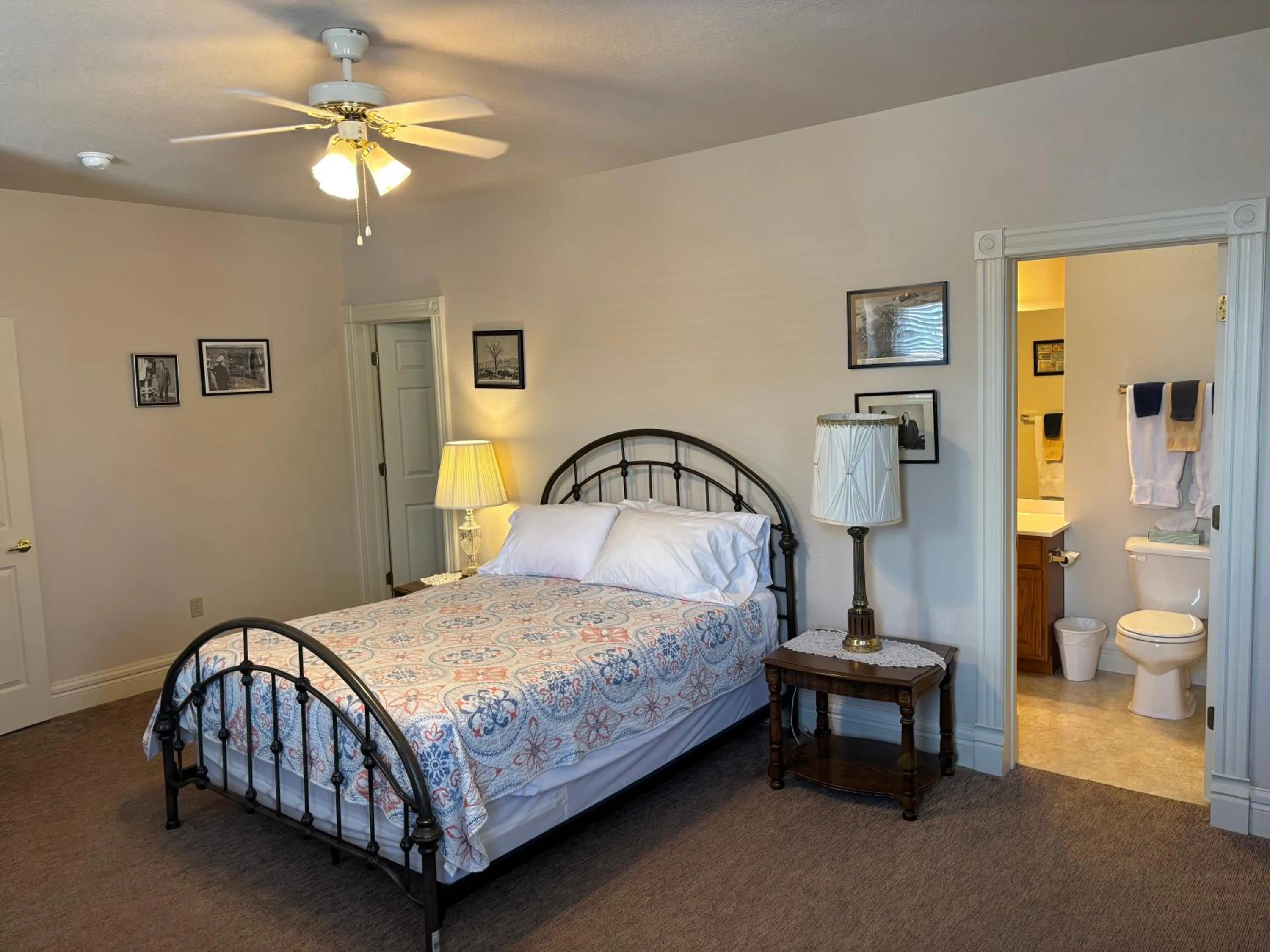 Bathroom, Bed in Hermann Crown Suites