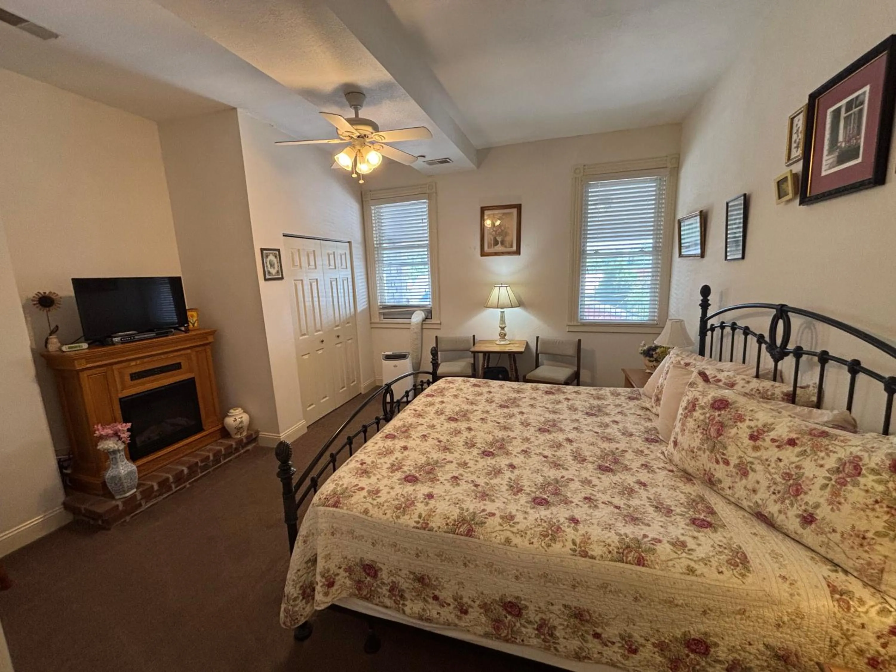 Bed in Hermann Crown Suites