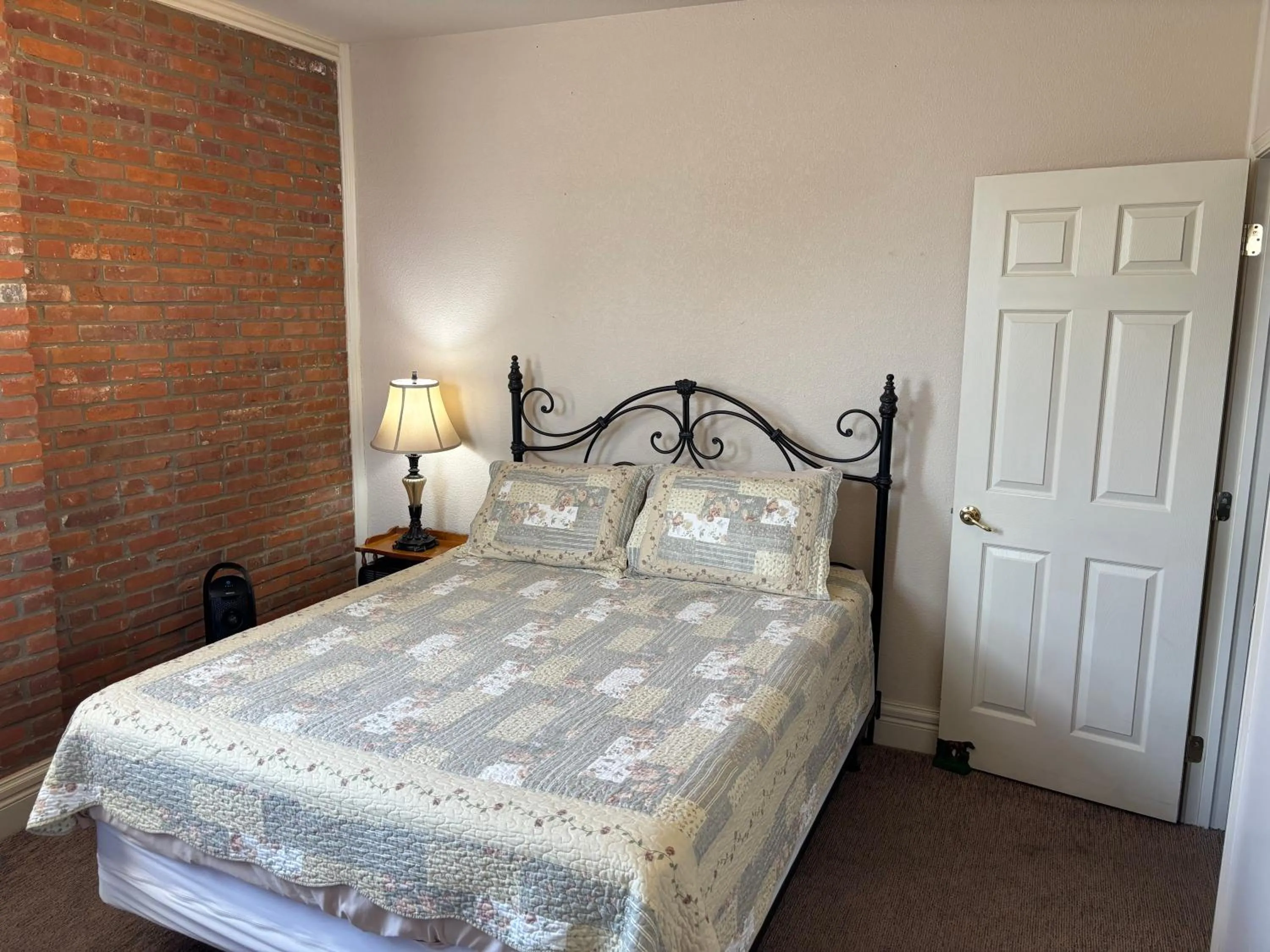 Bedroom, Bed in Hermann Crown Suites