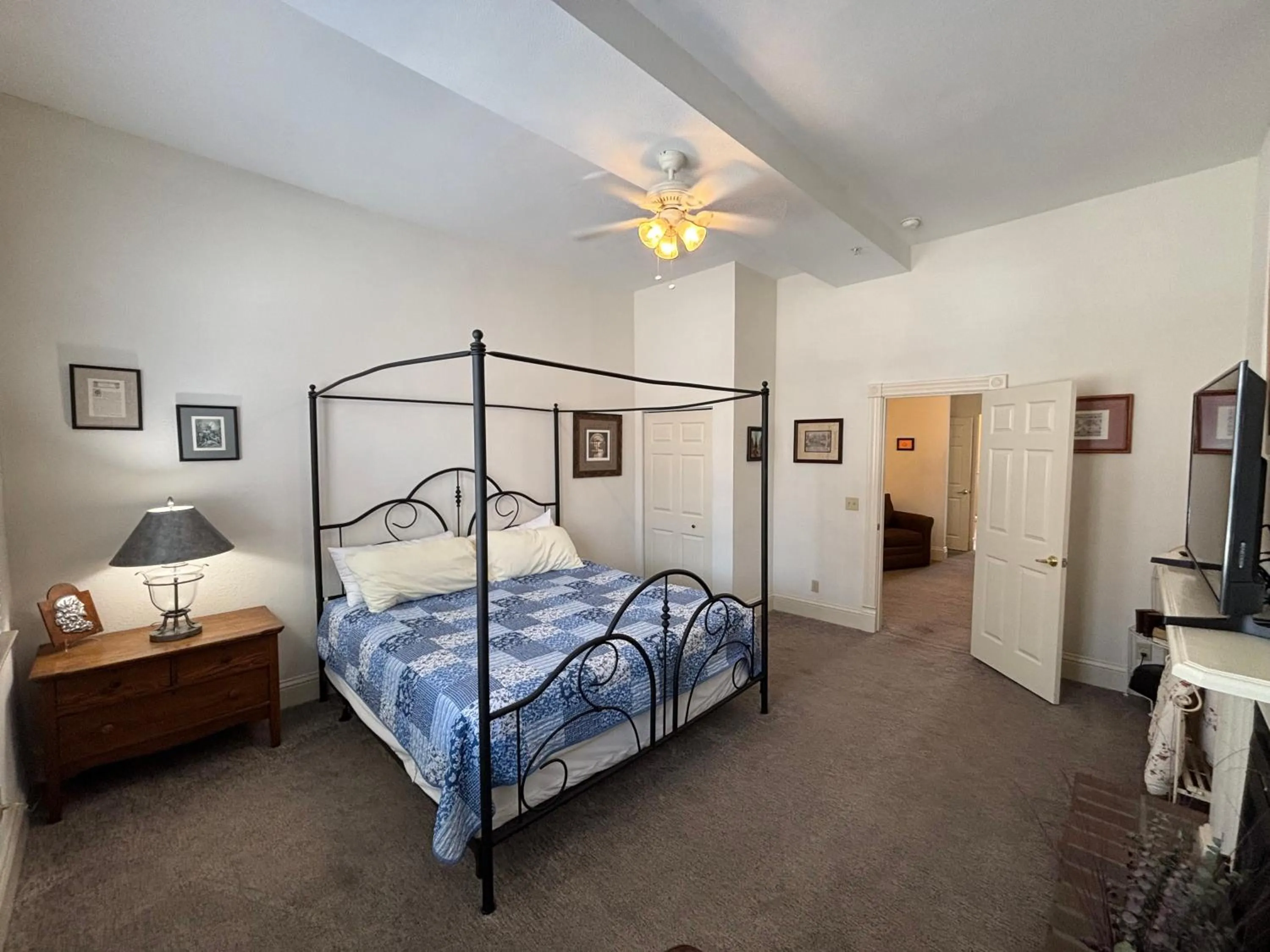 Bedroom, Bed in Hermann Crown Suites