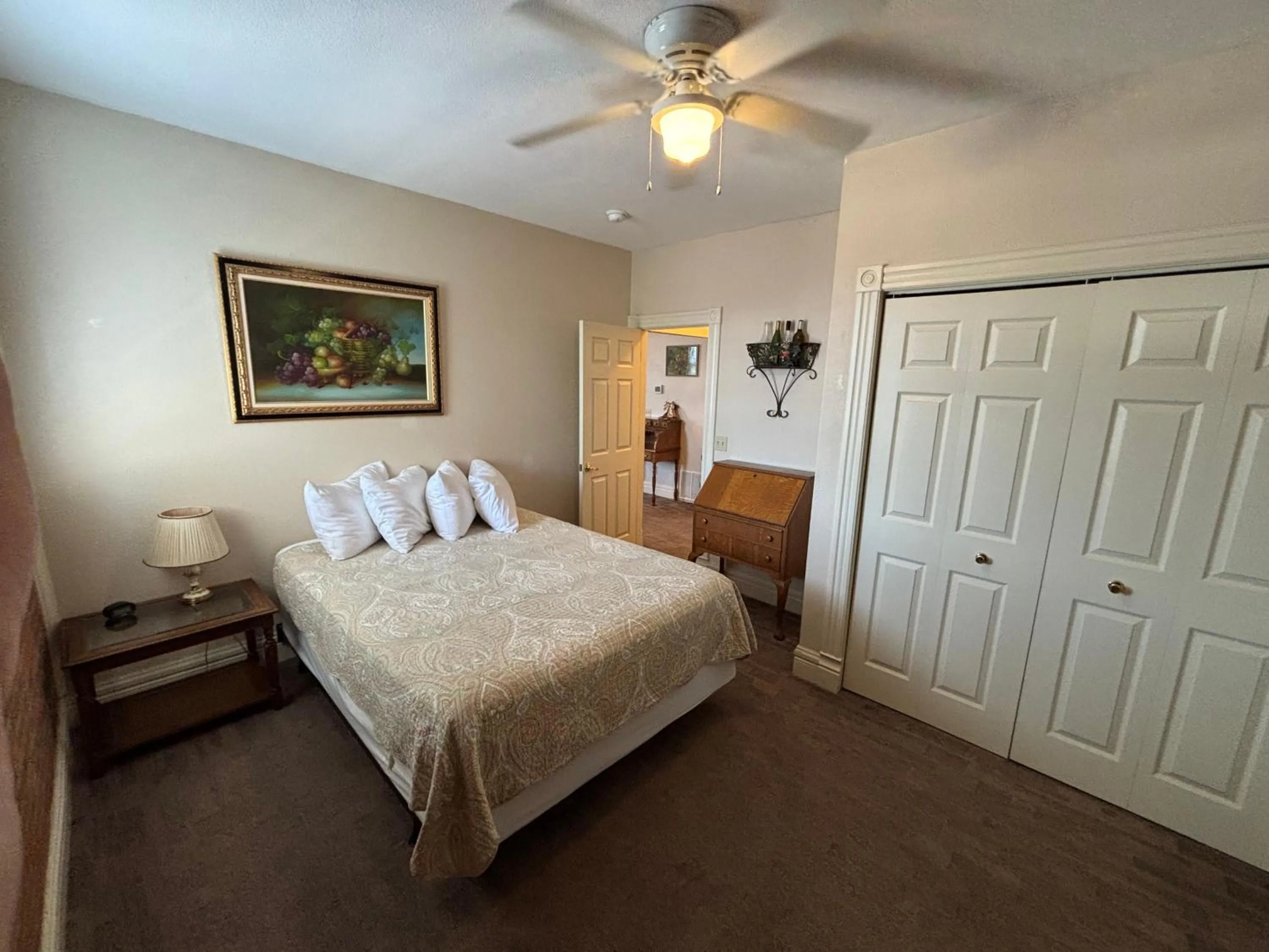 Bedroom, Bed in Hermann Crown Suites