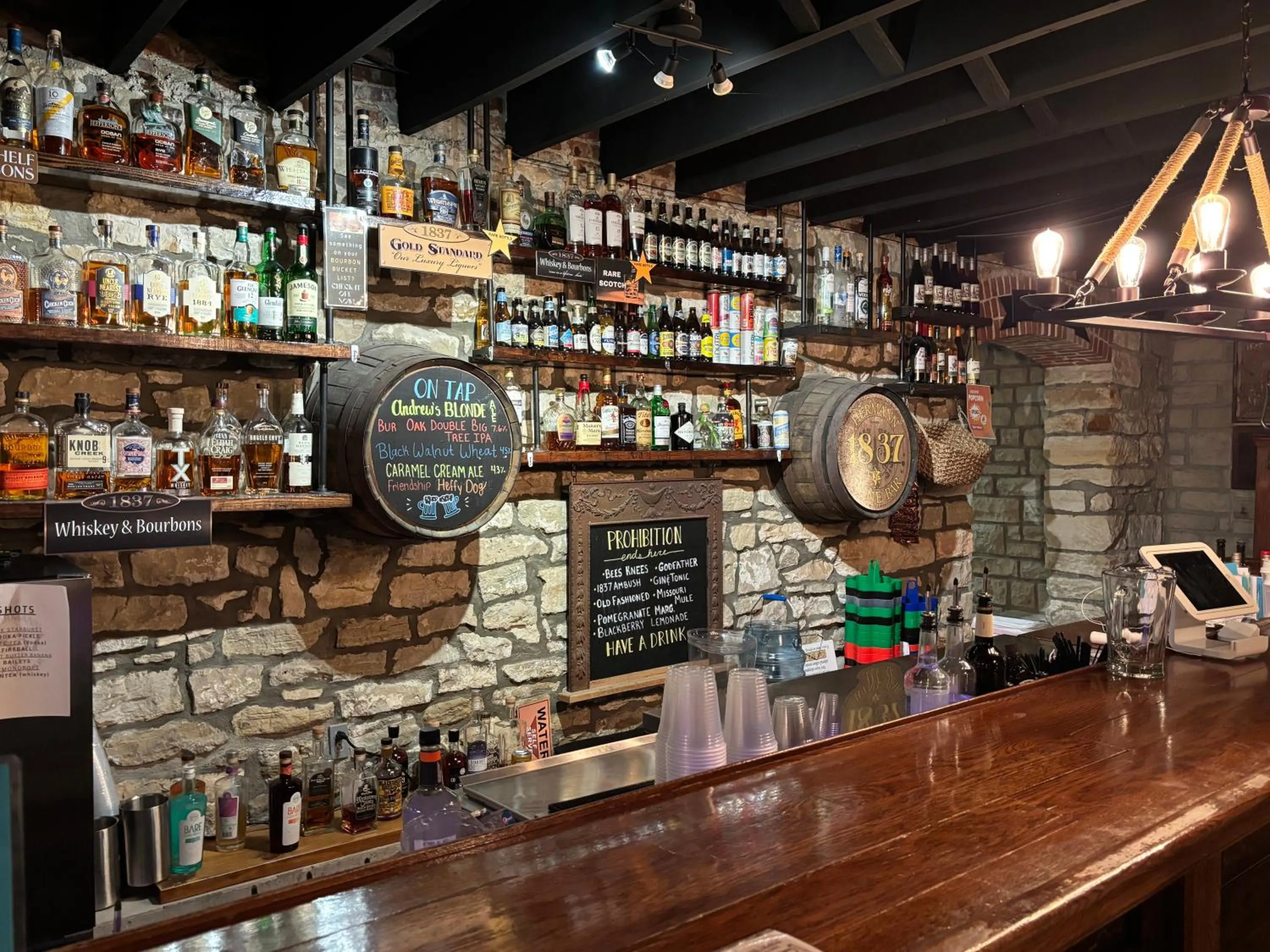 Lounge or bar in Hermann Crown Suites