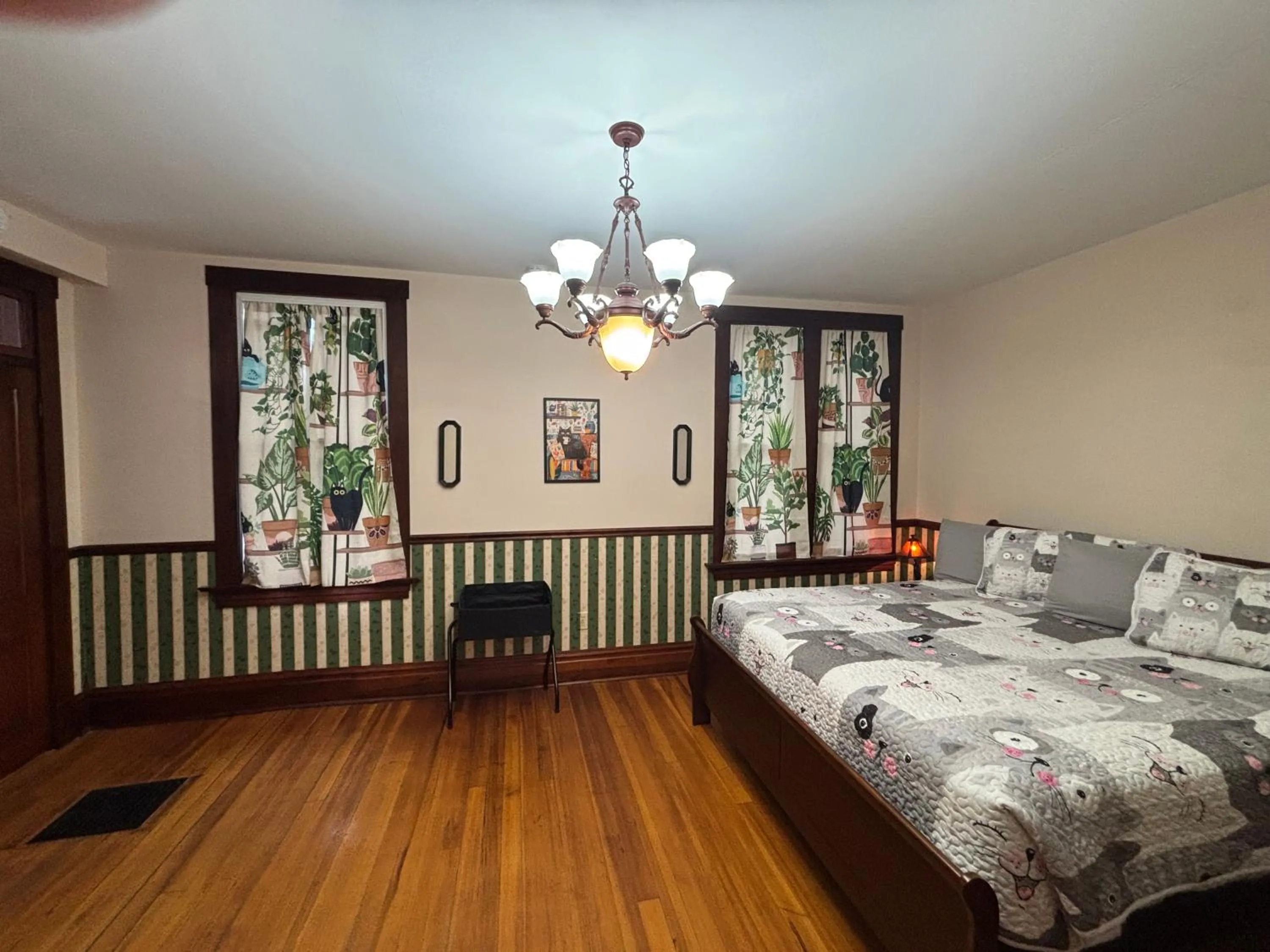 Bedroom, Bed in Hermann Crown Suites