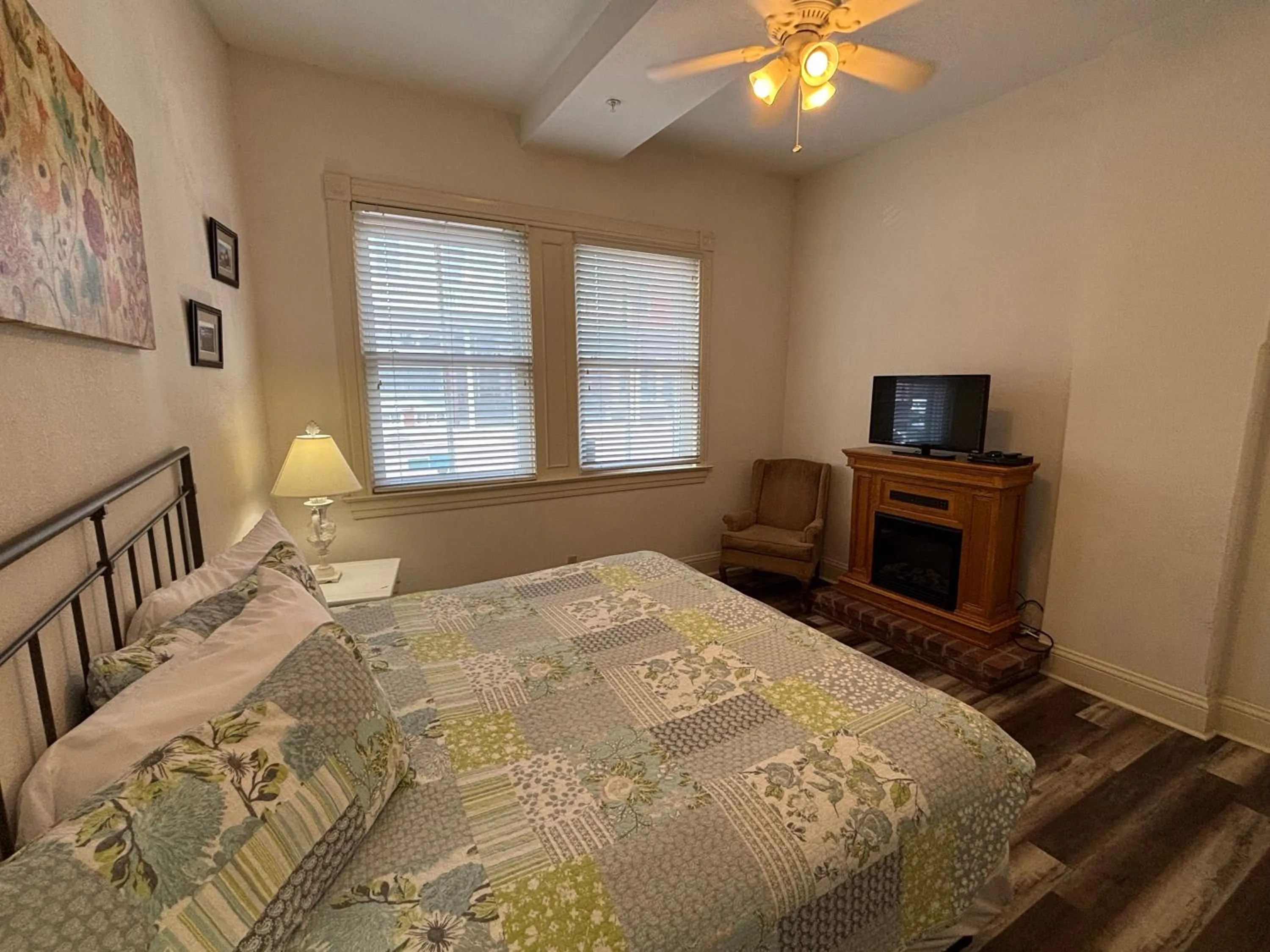 Bedroom, Bed in Hermann Crown Suites