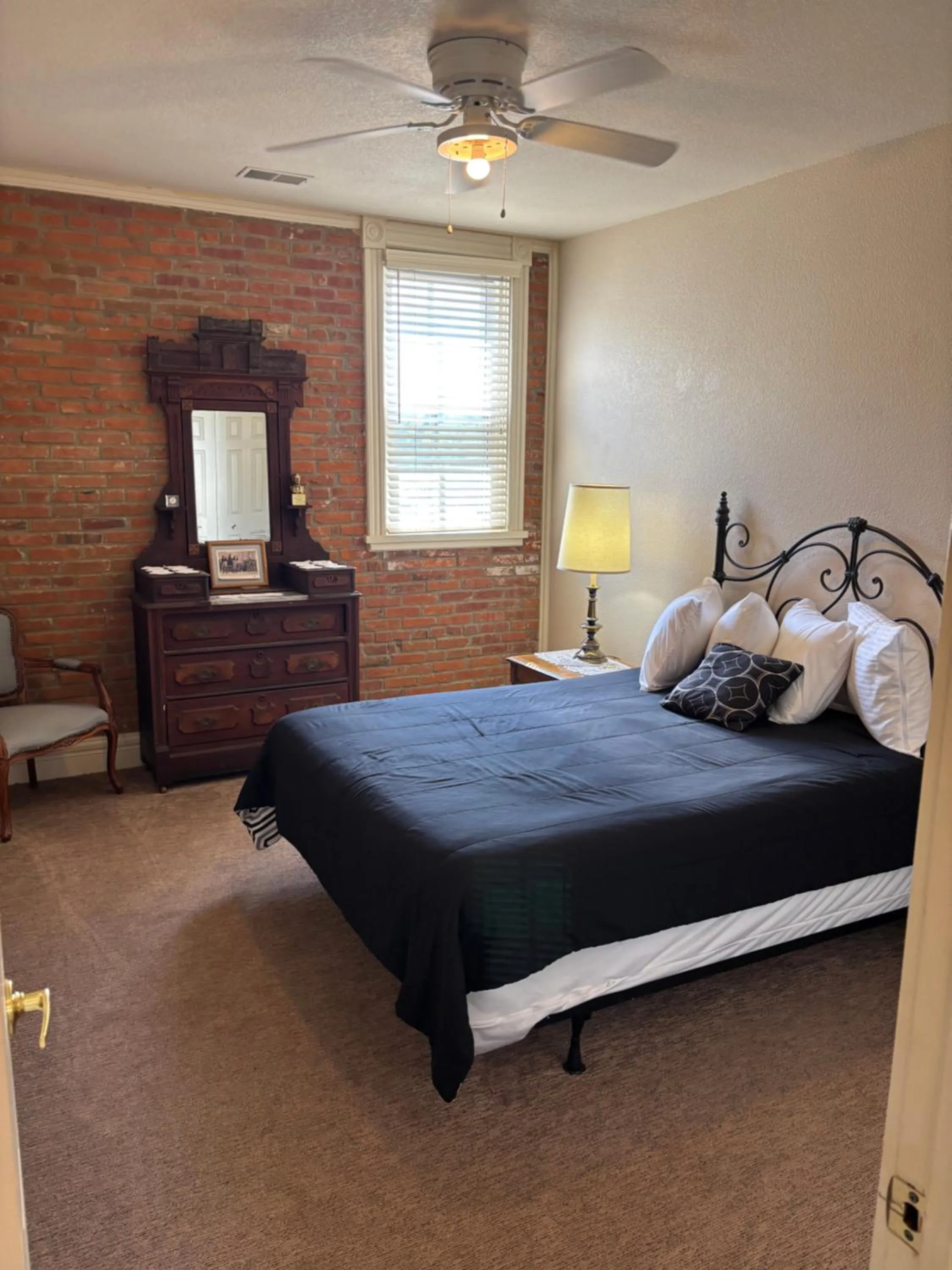 Bedroom, Bed in Hermann Crown Suites