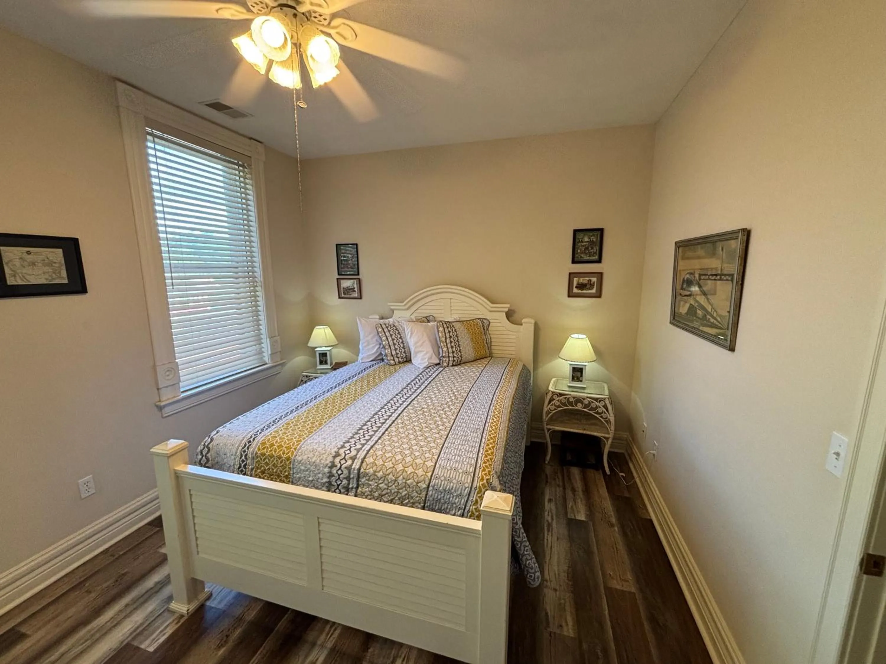 Bedroom, Bed in Hermann Crown Suites