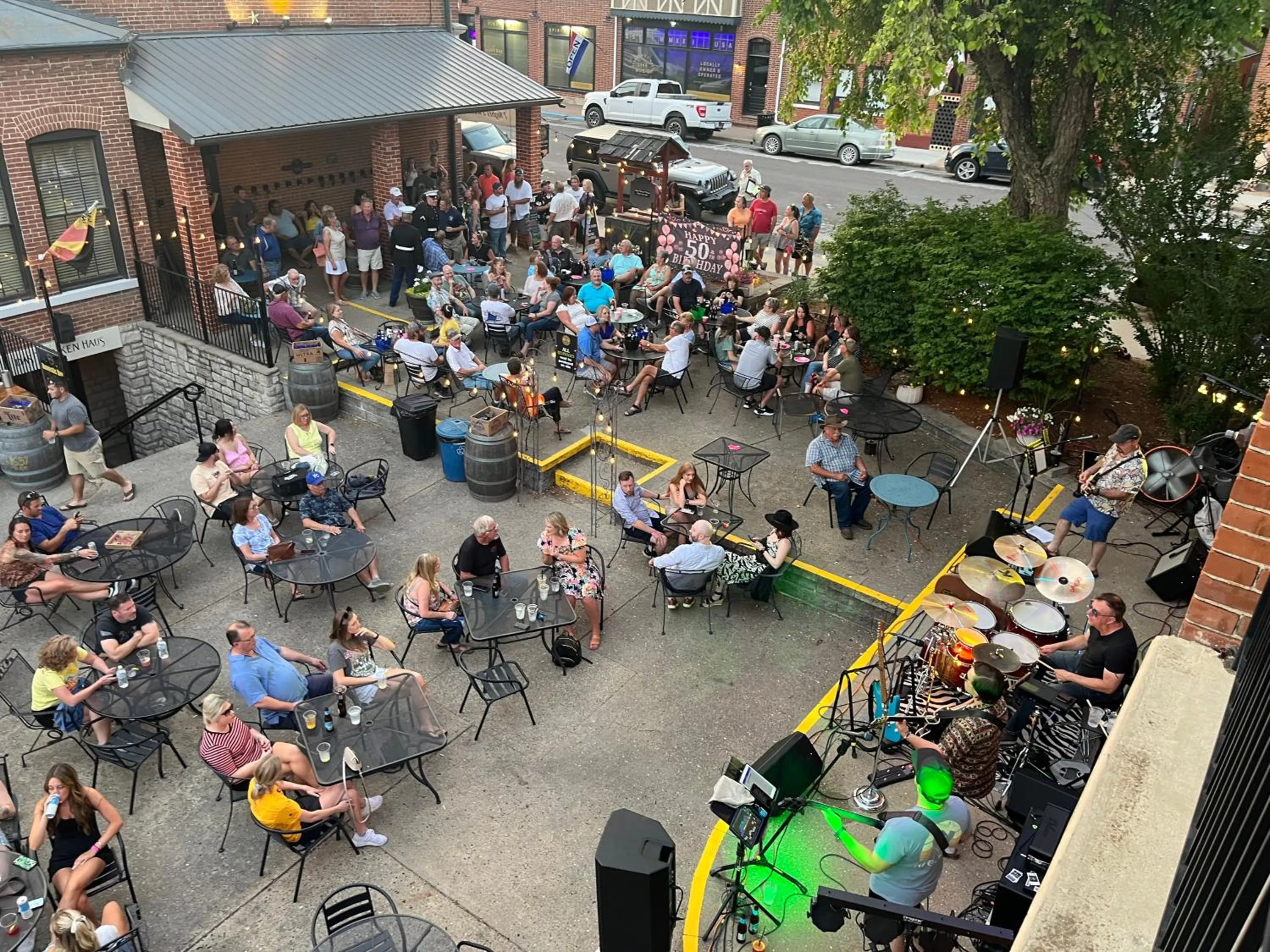 Restaurant/places to eat in Hermann Crown Suites